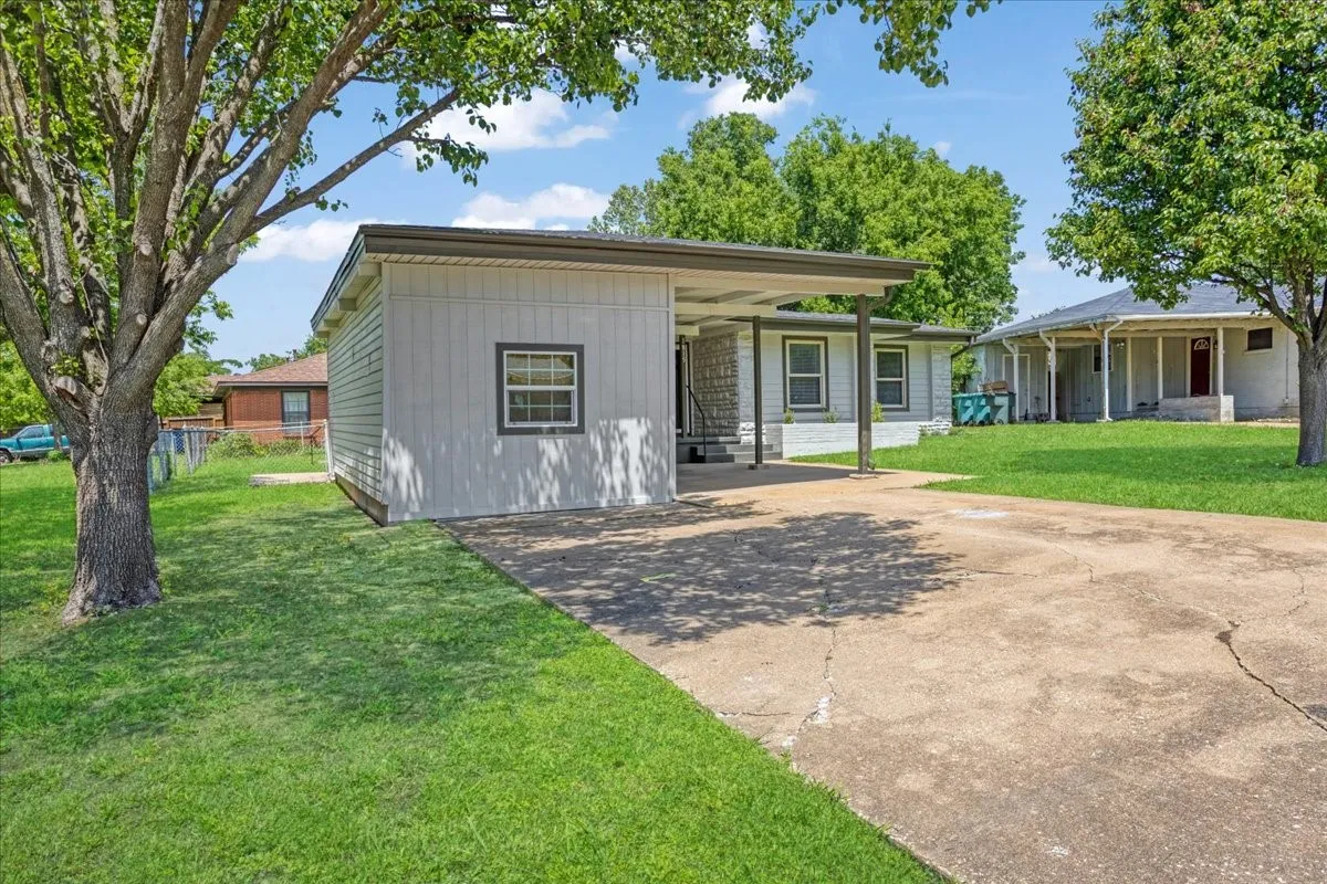 Single Family Residence For Sale in Grayson County , 1815 W Brockett Street, Sherman, Texas 75092, 3 Bedroom, 2 Bathroom, 1 Garage spaces, 985 Sqft, built in 1955, mls#21202256, Real Estate Agent in Sherman, Homes For Sale in Grayson county, Homes For Sale in Sherman, Realtor in Sherman Texas, Real Estate Brokerage Independent Realty Texas, Luminita Cordes Realtor