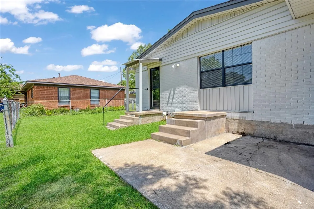 Single Family Residence For Sale in Grayson County , 1815 W Brockett Street, Sherman, Texas 75092, 3 Bedroom, 2 Bathroom, 1 Garage spaces, 985 Sqft, built in 1955, mls#21202256, Real Estate Agent in Sherman, Homes For Sale in Grayson county, Homes For Sale in Sherman, Realtor in Sherman Texas, Real Estate Brokerage Independent Realty Texas, Luminita Cordes Realtor