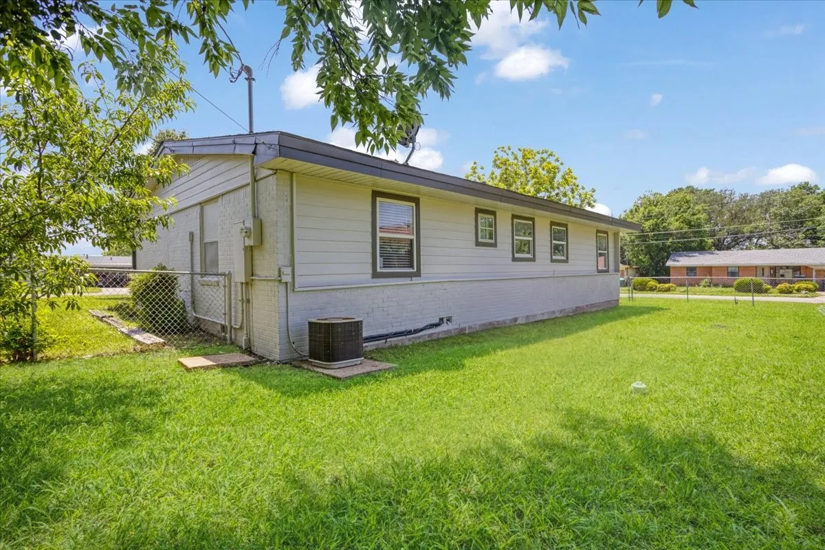 Single Family Residence For Sale in Grayson County , 1815 W Brockett Street, Sherman, Texas 75092, 3 Bedroom, 2 Bathroom, 1 Garage spaces, 985 Sqft, built in 1955, mls#21202256, Real Estate Agent in Sherman, Homes For Sale in Grayson county, Homes For Sale in Sherman, Realtor in Sherman Texas, Real Estate Brokerage Independent Realty Texas, Luminita Cordes Realtor