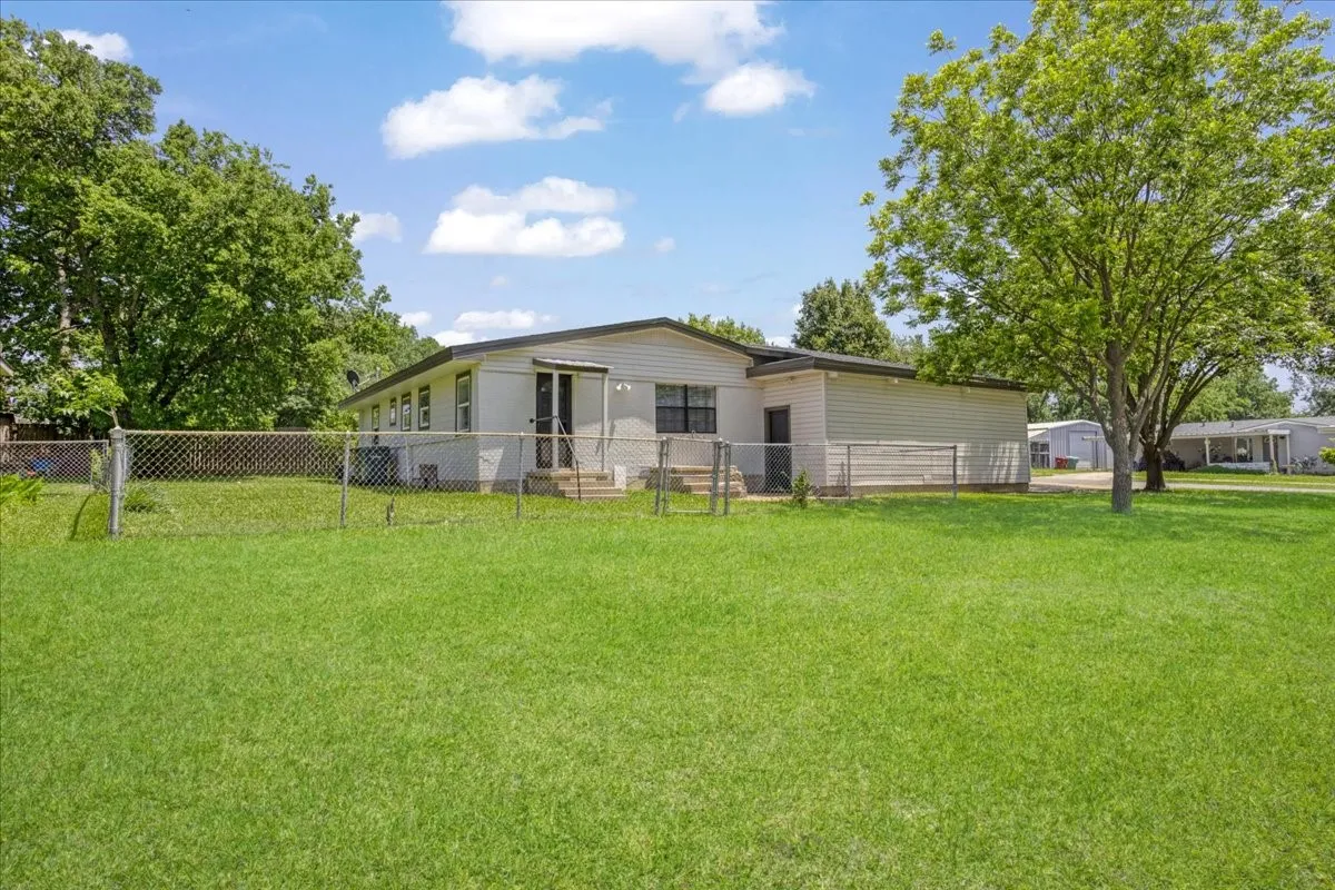 Single Family Residence For Sale in Grayson County , 1815 W Brockett Street, Sherman, Texas 75092, 3 Bedroom, 2 Bathroom, 1 Garage spaces, 985 Sqft, built in 1955, mls#21202256, Real Estate Agent in Sherman, Homes For Sale in Grayson county, Homes For Sale in Sherman, Realtor in Sherman Texas, Real Estate Brokerage Independent Realty Texas, Luminita Cordes Realtor