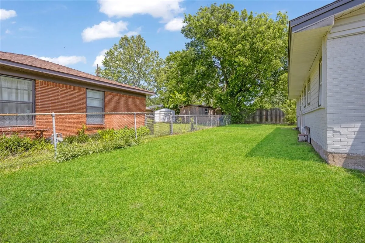 Single Family Residence For Sale in Grayson County , 1815 W Brockett Street, Sherman, Texas 75092, 3 Bedroom, 2 Bathroom, 1 Garage spaces, 985 Sqft, built in 1955, mls#21202256, Real Estate Agent in Sherman, Homes For Sale in Grayson county, Homes For Sale in Sherman, Realtor in Sherman Texas, Real Estate Brokerage Independent Realty Texas, Luminita Cordes Realtor