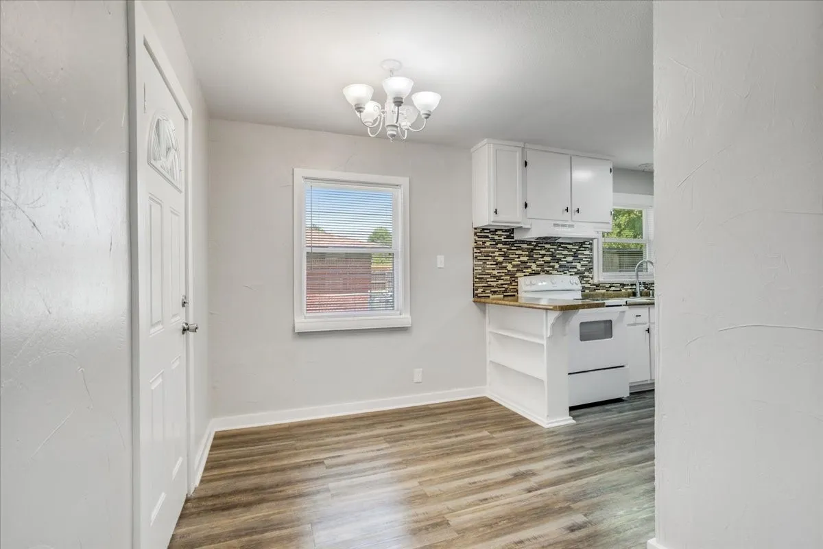 Single Family Residence For Sale in Grayson County , 1815 W Brockett Street, Sherman, Texas 75092, 3 Bedroom, 2 Bathroom, 1 Garage spaces, 985 Sqft, built in 1955, mls#21202256, Real Estate Agent in Sherman, Homes For Sale in Grayson county, Homes For Sale in Sherman, Realtor in Sherman Texas, Real Estate Brokerage Independent Realty Texas, Luminita Cordes Realtor