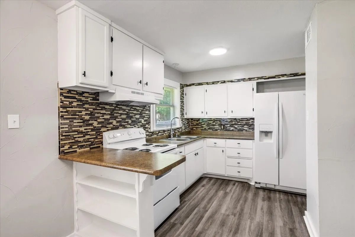 Single Family Residence For Sale in Grayson County , 1815 W Brockett Street, Sherman, Texas 75092, 3 Bedroom, 2 Bathroom, 1 Garage spaces, 985 Sqft, built in 1955, mls#21202256, Real Estate Agent in Sherman, Homes For Sale in Grayson county, Homes For Sale in Sherman, Realtor in Sherman Texas, Real Estate Brokerage Independent Realty Texas, Luminita Cordes Realtor