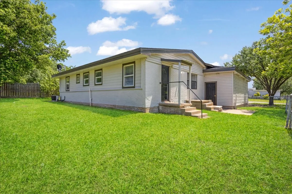 Single Family Residence For Sale in Grayson County , 1815 W Brockett Street, Sherman, Texas 75092, 3 Bedroom, 2 Bathroom, 1 Garage spaces, 985 Sqft, built in 1955, mls#21202256, Real Estate Agent in Sherman, Homes For Sale in Grayson county, Homes For Sale in Sherman, Realtor in Sherman Texas, Real Estate Brokerage Independent Realty Texas, Luminita Cordes Realtor