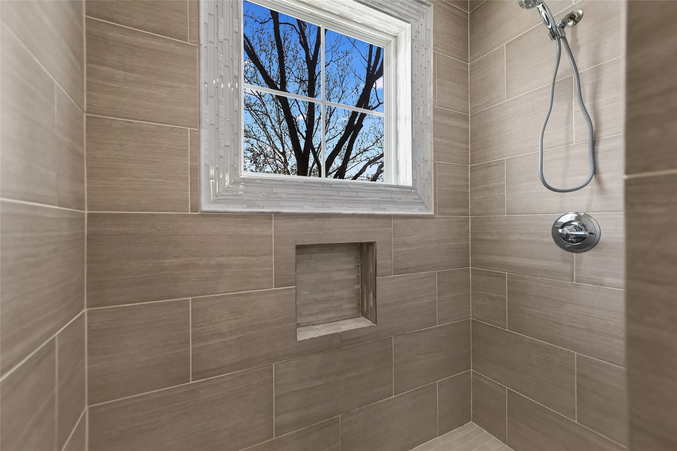 Single Family Residence For Sale in Burnet County , 1332 S Lakeside Drive, Kingsland, Texas 78611, 3 Bedrooms, 3 Bathrooms, 2 Garage spaces, 2,487 Sqft, built in 2014, Preowned, Price $1,650,000, mls#21202290, Real Estate Agent in Kingsland, Homes For Sale in Burnet county, Homes For Sale in Kingsland, Realtor in Kingsland Texas, Real Estate Brokerage Independent Realty Texas, Luminita Cordes Realtor
