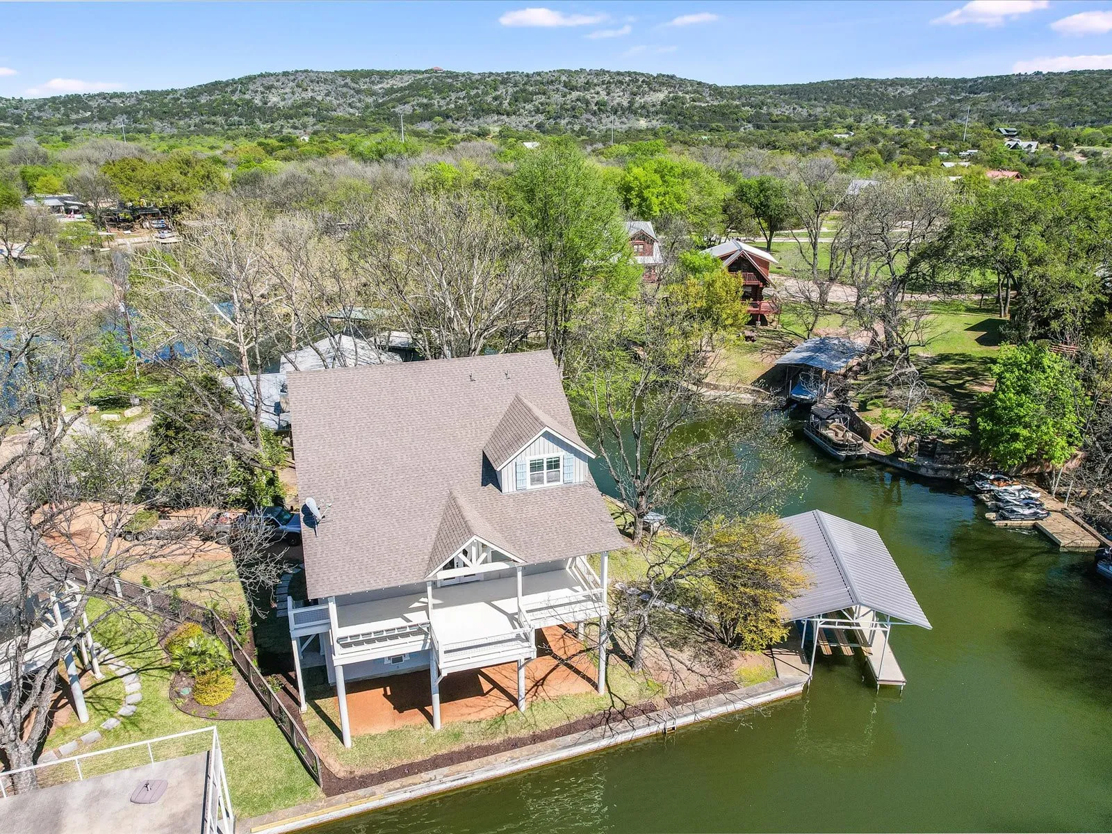 Single Family Residence For Sale in Burnet County , 1332 S Lakeside Drive, Kingsland, Texas 78611, 3 Bedrooms, 3 Bathrooms, 2 Garage spaces, 2,487 Sqft, built in 2014, Preowned, Price $1,650,000, mls#21202290, Real Estate Agent in Kingsland, Homes For Sale in Burnet county, Homes For Sale in Kingsland, Realtor in Kingsland Texas, Real Estate Brokerage Independent Realty Texas, Luminita Cordes Realtor