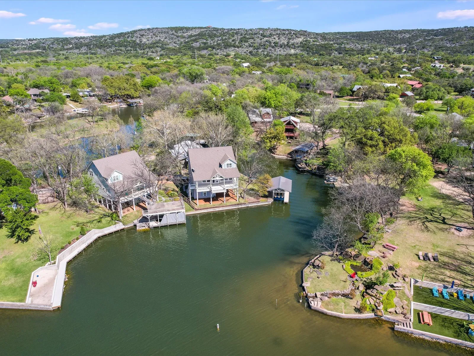 Single Family Residence For Sale in Burnet County , 1332 S Lakeside Drive, Kingsland, Texas 78611, 3 Bedrooms, 3 Bathrooms, 2 Garage spaces, 2,487 Sqft, built in 2014, Preowned, Price $1,650,000, mls#21202290, Real Estate Agent in Kingsland, Homes For Sale in Burnet county, Homes For Sale in Kingsland, Realtor in Kingsland Texas, Real Estate Brokerage Independent Realty Texas, Luminita Cordes Realtor