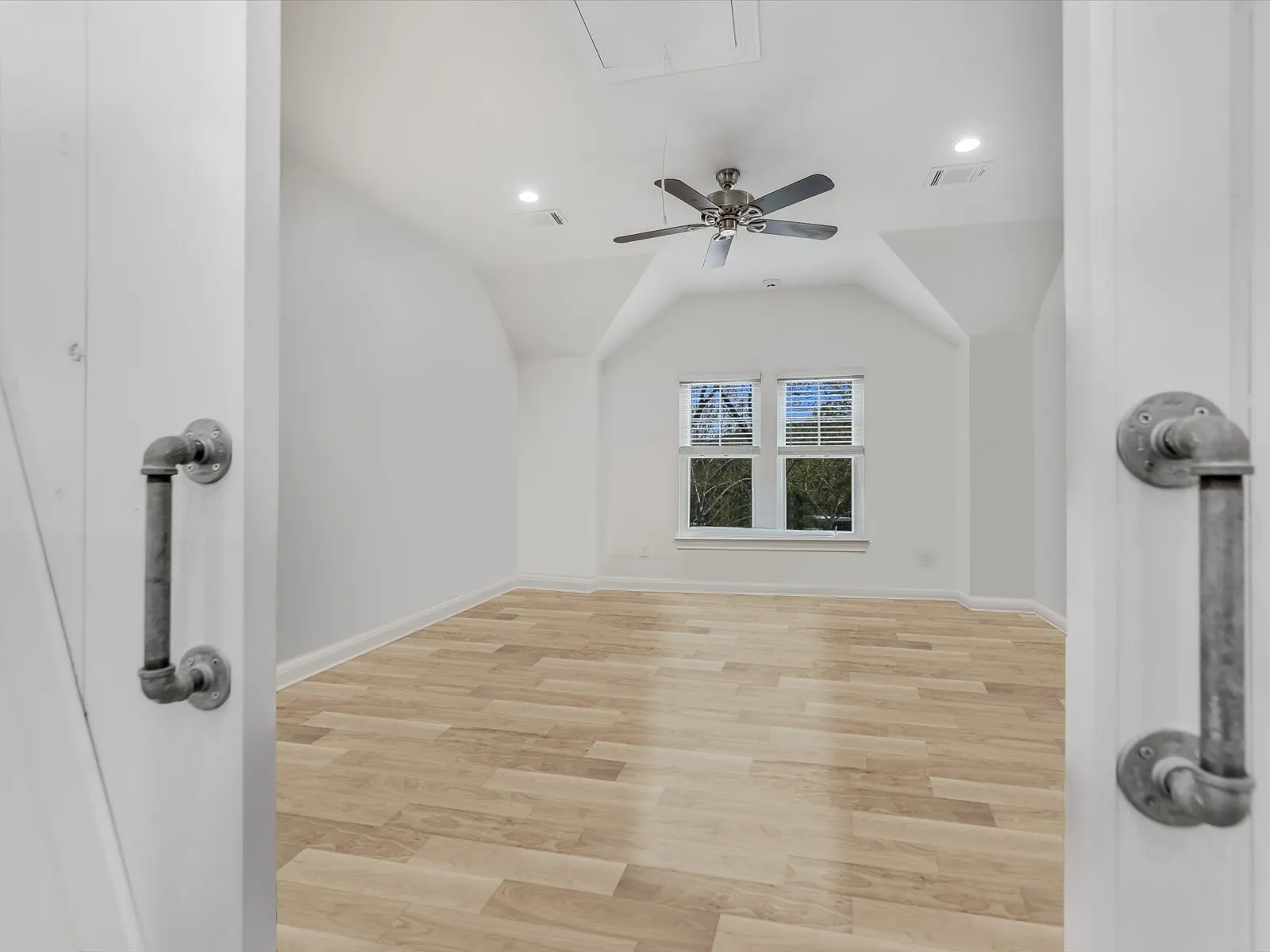 Single Family Residence For Sale in Burnet County , 1332 S Lakeside Drive, Kingsland, Texas 78611, 3 Bedrooms, 3 Bathrooms, 2 Garage spaces, 2,487 Sqft, built in 2014, Preowned, Price $1,650,000, mls#21202290, Real Estate Agent in Kingsland, Homes For Sale in Burnet county, Homes For Sale in Kingsland, Realtor in Kingsland Texas, Real Estate Brokerage Independent Realty Texas, Luminita Cordes Realtor