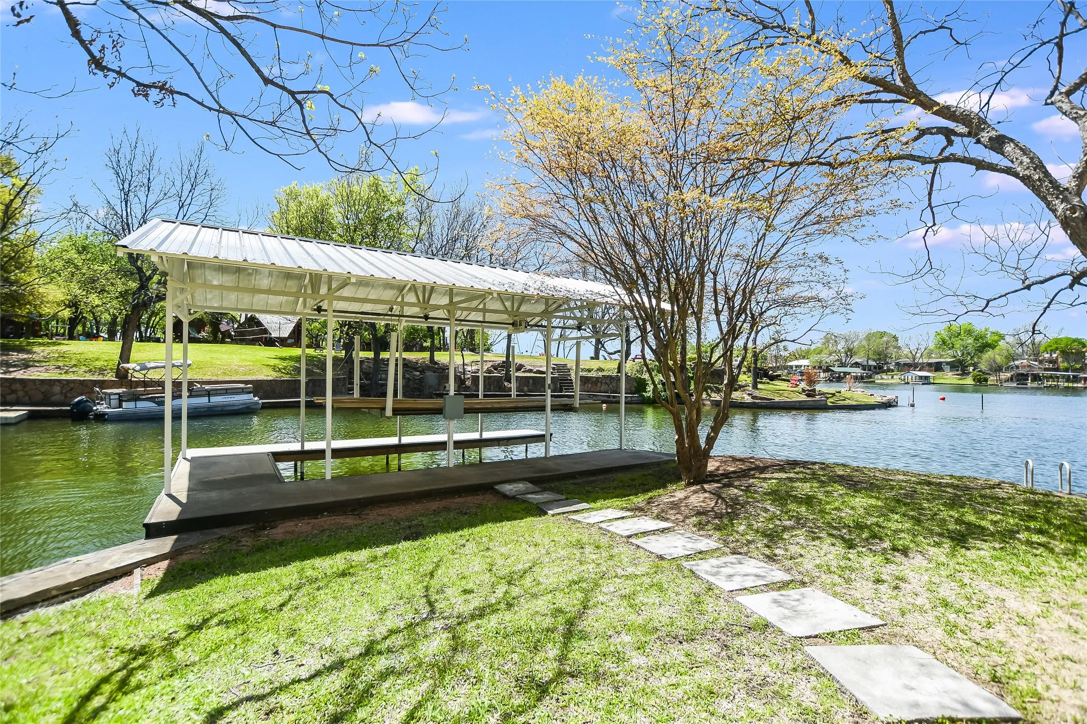 Single Family Residence For Sale in Burnet County , 1332 S Lakeside Drive, Kingsland, Texas 78611, 3 Bedrooms, 3 Bathrooms, 2 Garage spaces, 2,487 Sqft, built in 2014, Preowned, Price $1,650,000, mls#21202290, Real Estate Agent in Kingsland, Homes For Sale in Burnet county, Homes For Sale in Kingsland, Realtor in Kingsland Texas, Real Estate Brokerage Independent Realty Texas, Luminita Cordes Realtor