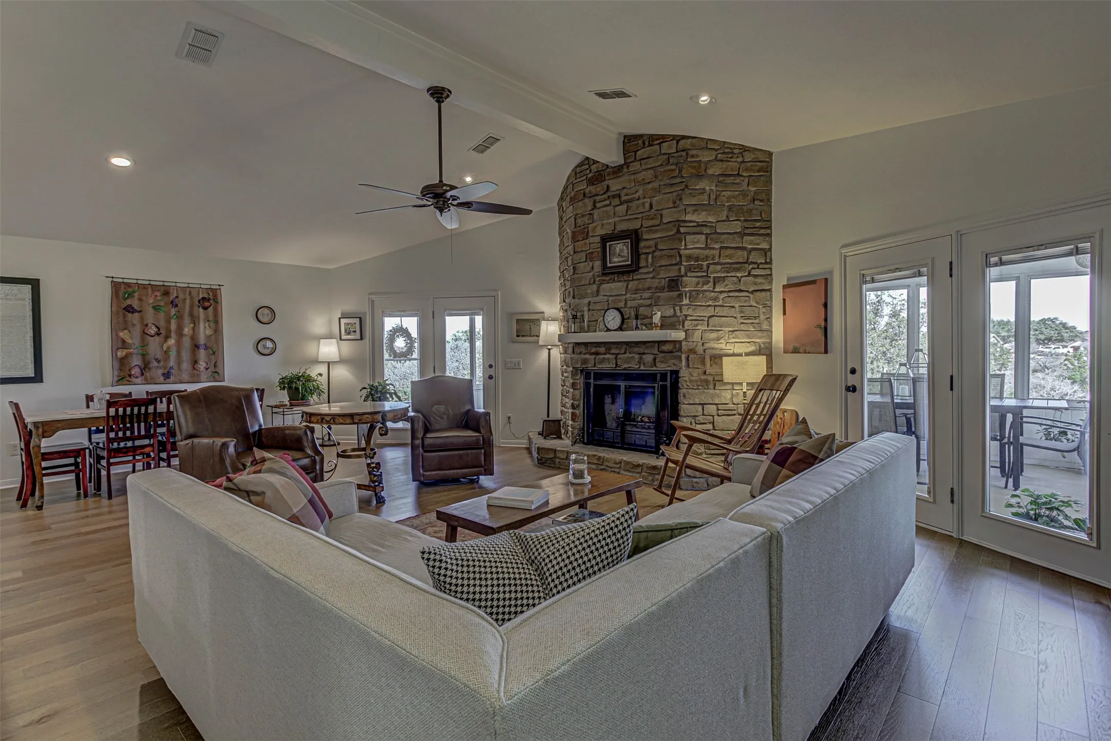 Single Family Residence For Sale in Llano County , 507 Mountain Drive, Horseshoe Bay, Texas 78657, 3 Bedroom, 2 Bathroom, 1 Garage spaces, 1,609 Sqft, built in 1985, mls#21202302, Real Estate Agent in Horseshoe Bay, Homes For Sale in Llano county, Homes For Sale in Horseshoe Bay, Realtor in Horseshoe Bay Texas, Real Estate Brokerage Independent Realty Texas, Luminita Cordes Realtor