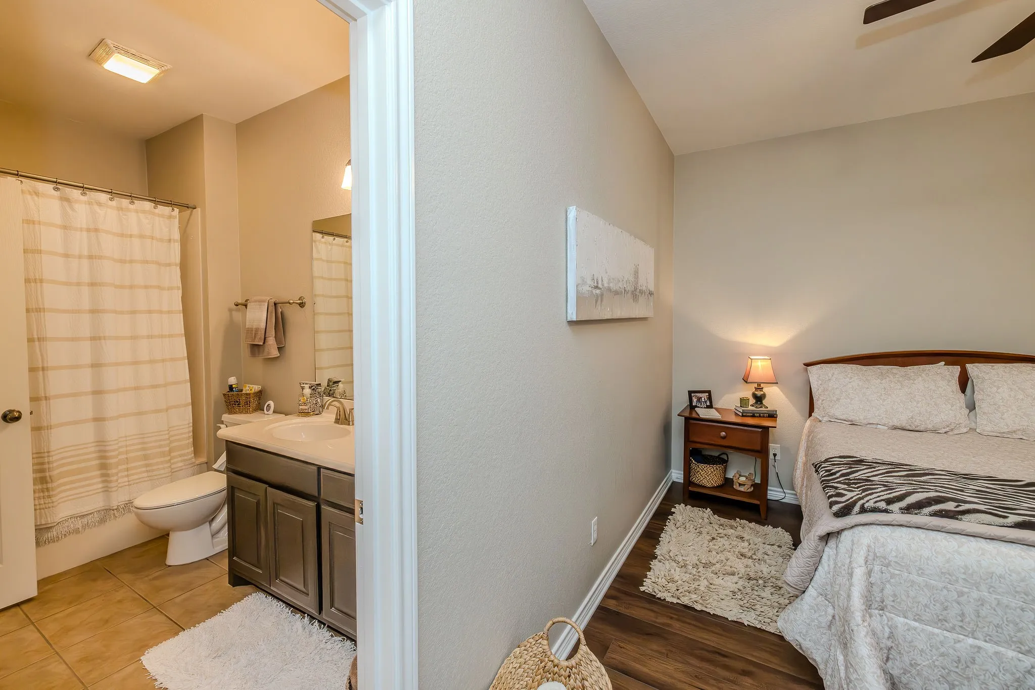 Guest bedroom with ensuite bath