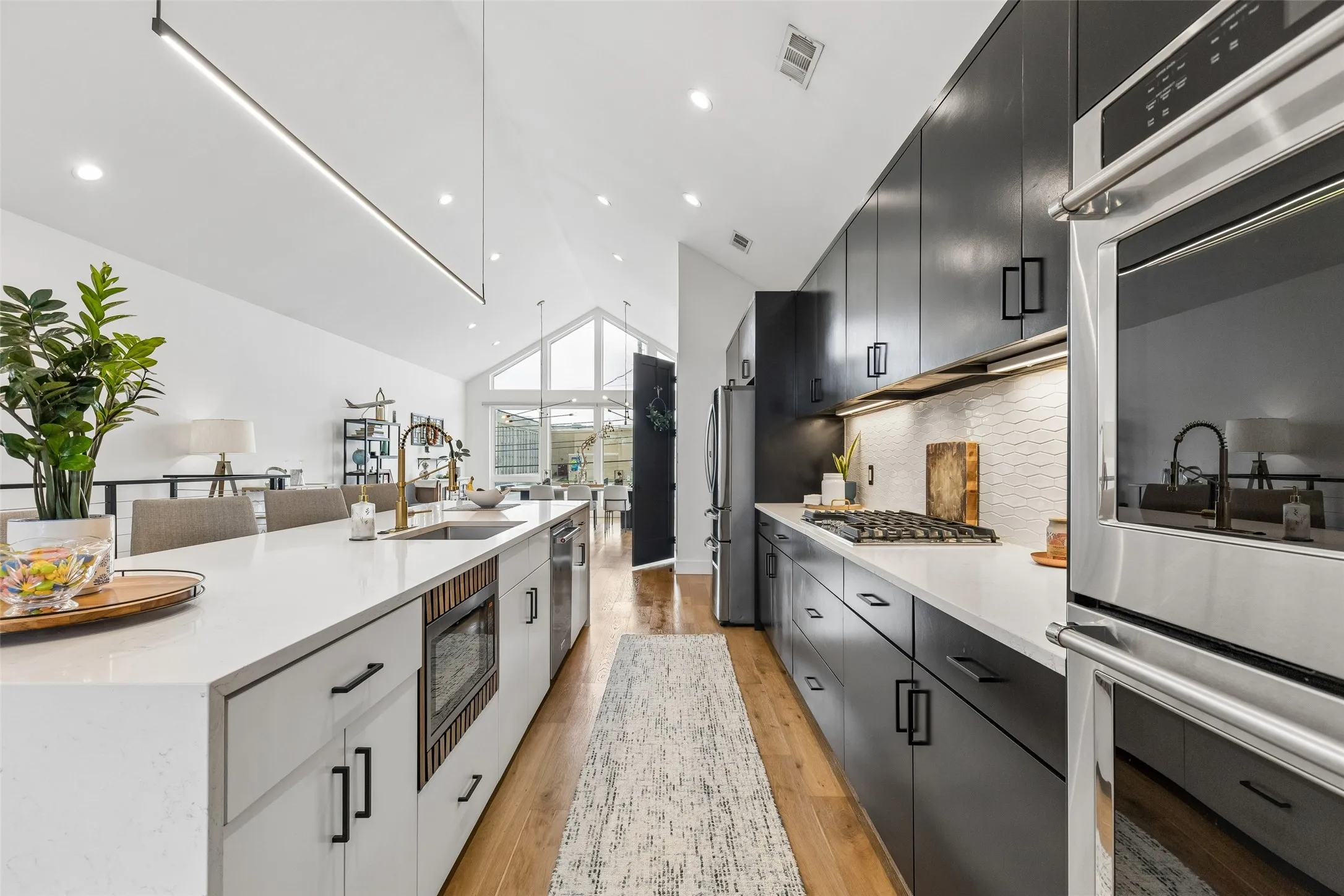 Single Family Residence For Sale in Dallas County , 4404 Capitol Avenue, Dallas, Texas 75204, 3 Bedroom, 3 Bathroom, 2 Garage spaces, 2,500 Sqft, built in 2020, Preowned, mls#21198623, Real Estate Agent in Dallas, Homes For Sale in Dallas county, Homes For Sale in Dallas, Realtor in Dallas Texas, Real Estate Brokerage Independent Realty Texas, Luminita Cordes Realtor