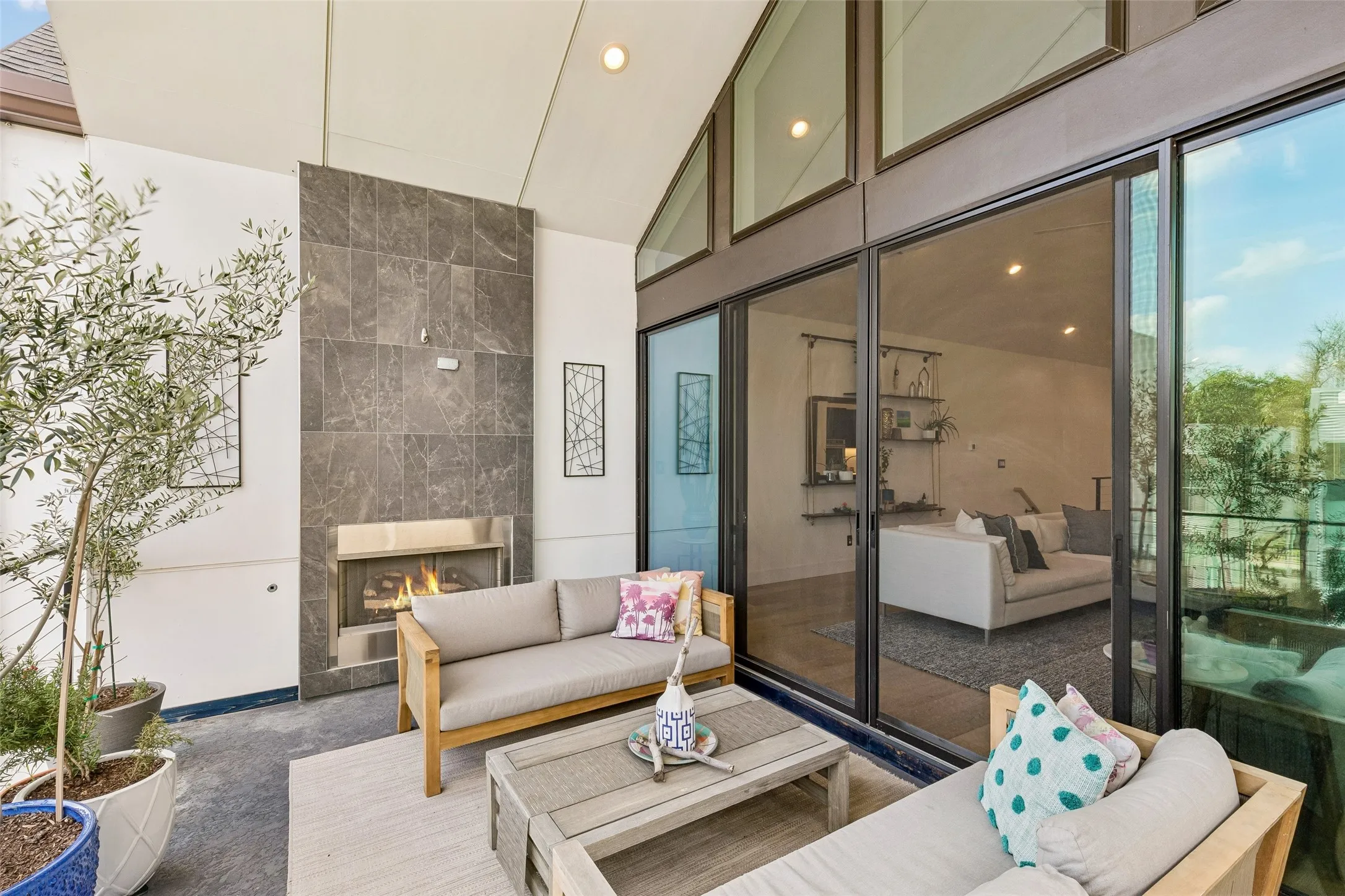 Single Family Residence For Sale in Dallas County , 4404 Capitol Avenue, Dallas, Texas 75204, 3 Bedroom, 3 Bathroom, 2 Garage spaces, 2,500 Sqft, built in 2020, Preowned, mls#21198623, Real Estate Agent in Dallas, Homes For Sale in Dallas county, Homes For Sale in Dallas, Realtor in Dallas Texas, Real Estate Brokerage Independent Realty Texas, Luminita Cordes Realtor
