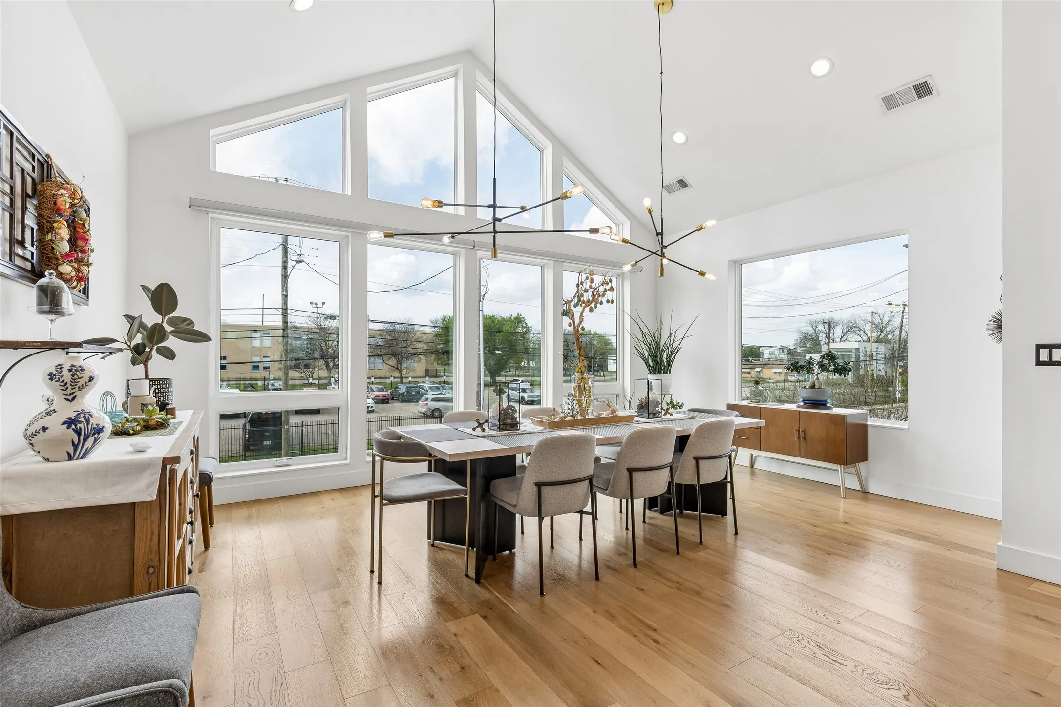 Single Family Residence For Sale in Dallas County , 4404 Capitol Avenue, Dallas, Texas 75204, 3 Bedroom, 3 Bathroom, 2 Garage spaces, 2,500 Sqft, built in 2020, Preowned, mls#21198623, Real Estate Agent in Dallas, Homes For Sale in Dallas county, Homes For Sale in Dallas, Realtor in Dallas Texas, Real Estate Brokerage Independent Realty Texas, Luminita Cordes Realtor