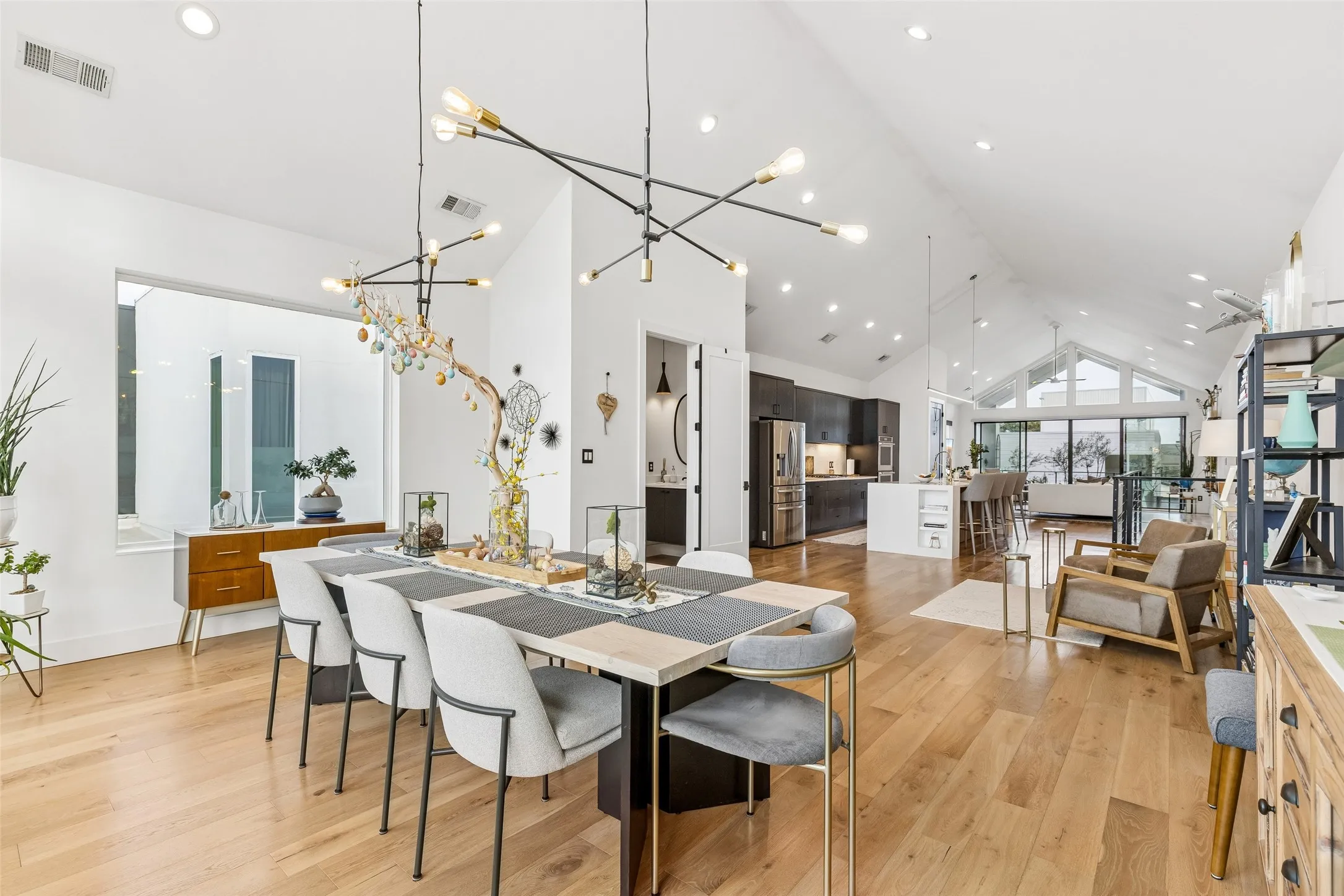 Single Family Residence For Sale in Dallas County , 4404 Capitol Avenue, Dallas, Texas 75204, 3 Bedroom, 3 Bathroom, 2 Garage spaces, 2,500 Sqft, built in 2020, Preowned, mls#21198623, Real Estate Agent in Dallas, Homes For Sale in Dallas county, Homes For Sale in Dallas, Realtor in Dallas Texas, Real Estate Brokerage Independent Realty Texas, Luminita Cordes Realtor