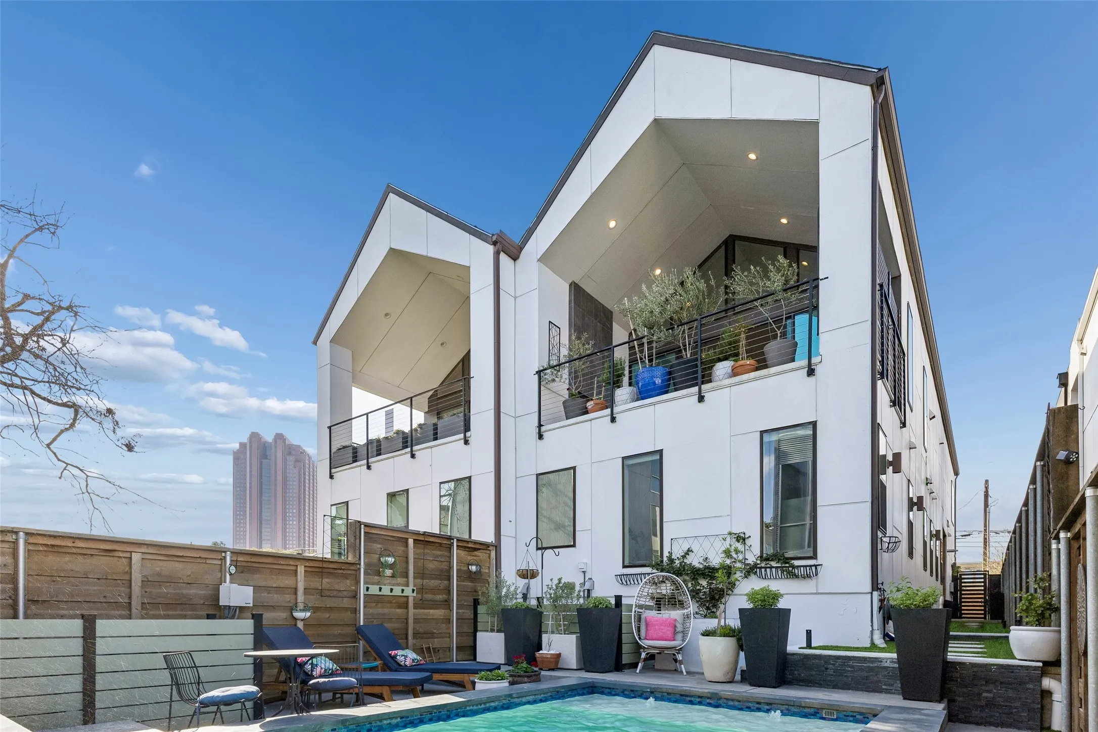 Single Family Residence For Sale in Dallas County , 4404 Capitol Avenue, Dallas, Texas 75204, 3 Bedroom, 3 Bathroom, 2 Garage spaces, 2,500 Sqft, built in 2020, Preowned, mls#21198623, Real Estate Agent in Dallas, Homes For Sale in Dallas county, Homes For Sale in Dallas, Realtor in Dallas Texas, Real Estate Brokerage Independent Realty Texas, Luminita Cordes Realtor