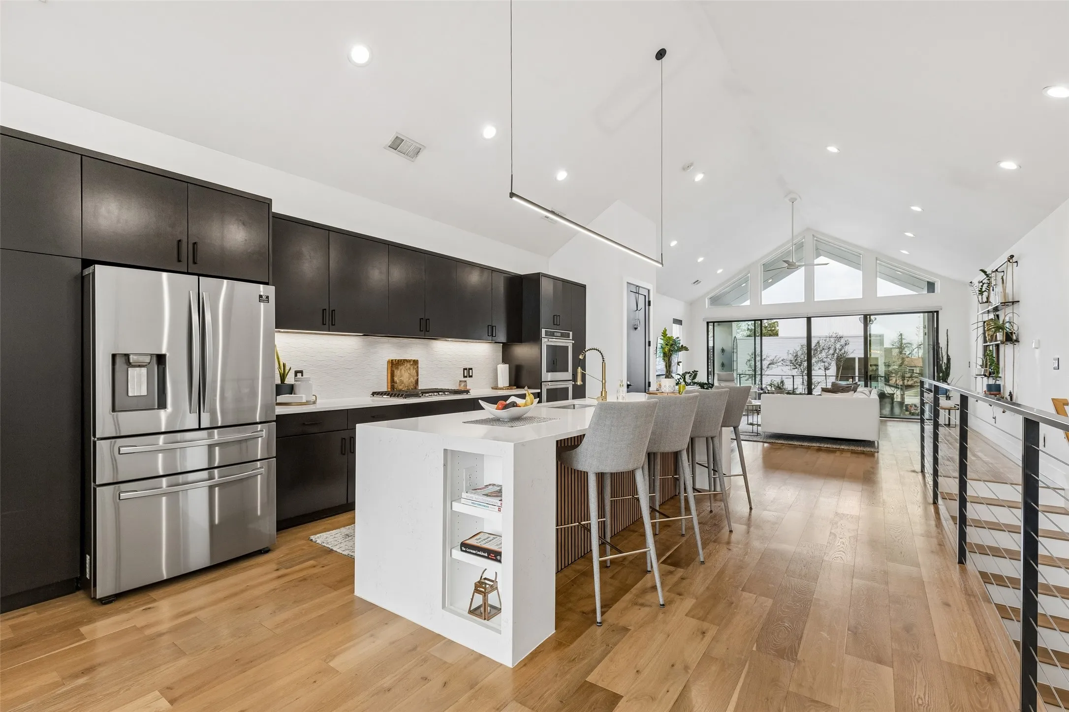 Single Family Residence For Sale in Dallas County , 4404 Capitol Avenue, Dallas, Texas 75204, 3 Bedroom, 3 Bathroom, 2 Garage spaces, 2,500 Sqft, built in 2020, Preowned, mls#21198623, Real Estate Agent in Dallas, Homes For Sale in Dallas county, Homes For Sale in Dallas, Realtor in Dallas Texas, Real Estate Brokerage Independent Realty Texas, Luminita Cordes Realtor