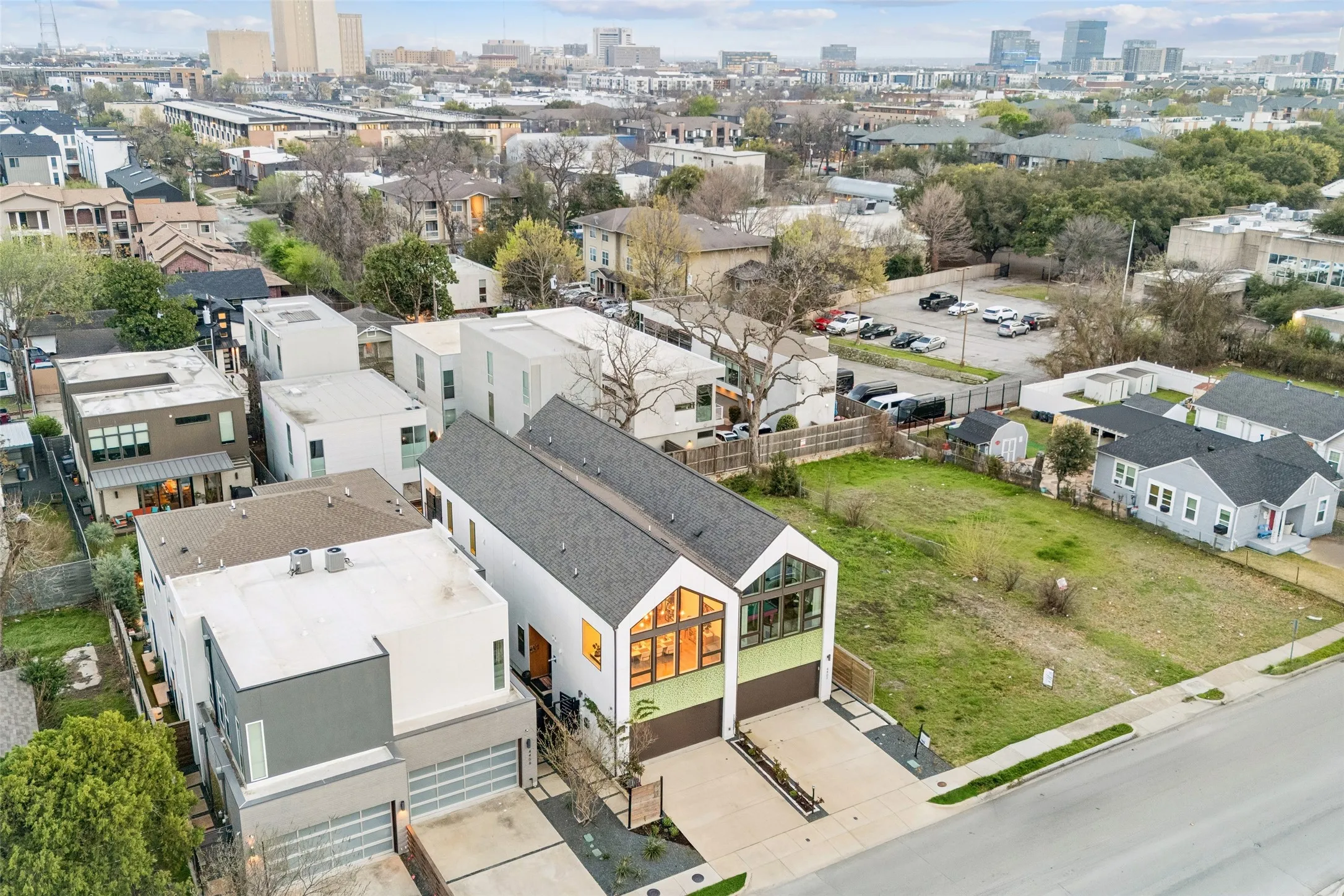 Single Family Residence For Sale in Dallas County , 4404 Capitol Avenue, Dallas, Texas 75204, 3 Bedroom, 3 Bathroom, 2 Garage spaces, 2,500 Sqft, built in 2020, Preowned, mls#21198623, Real Estate Agent in Dallas, Homes For Sale in Dallas county, Homes For Sale in Dallas, Realtor in Dallas Texas, Real Estate Brokerage Independent Realty Texas, Luminita Cordes Realtor