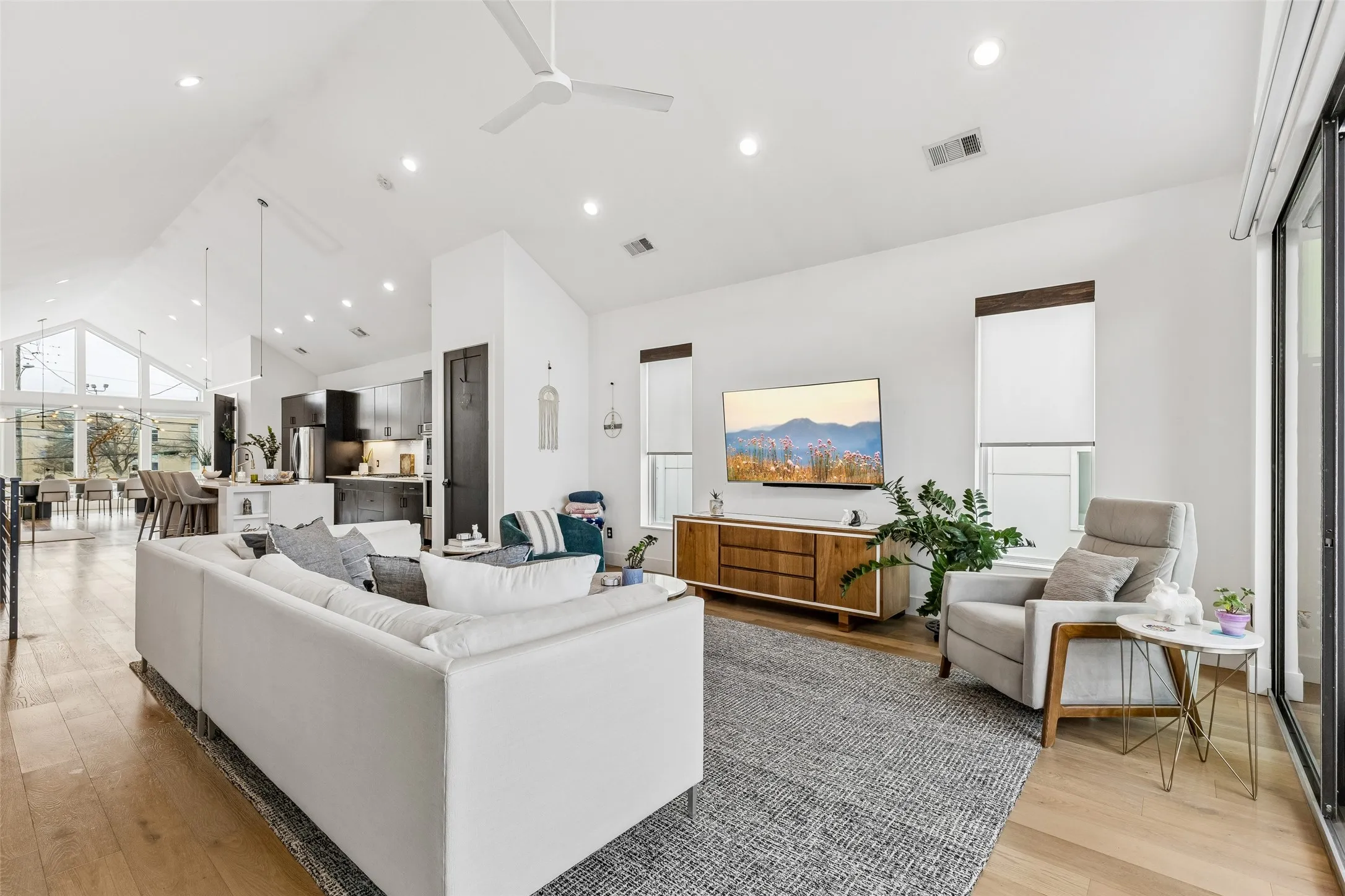 Single Family Residence For Sale in Dallas County , 4404 Capitol Avenue, Dallas, Texas 75204, 3 Bedroom, 3 Bathroom, 2 Garage spaces, 2,500 Sqft, built in 2020, Preowned, mls#21198623, Real Estate Agent in Dallas, Homes For Sale in Dallas county, Homes For Sale in Dallas, Realtor in Dallas Texas, Real Estate Brokerage Independent Realty Texas, Luminita Cordes Realtor