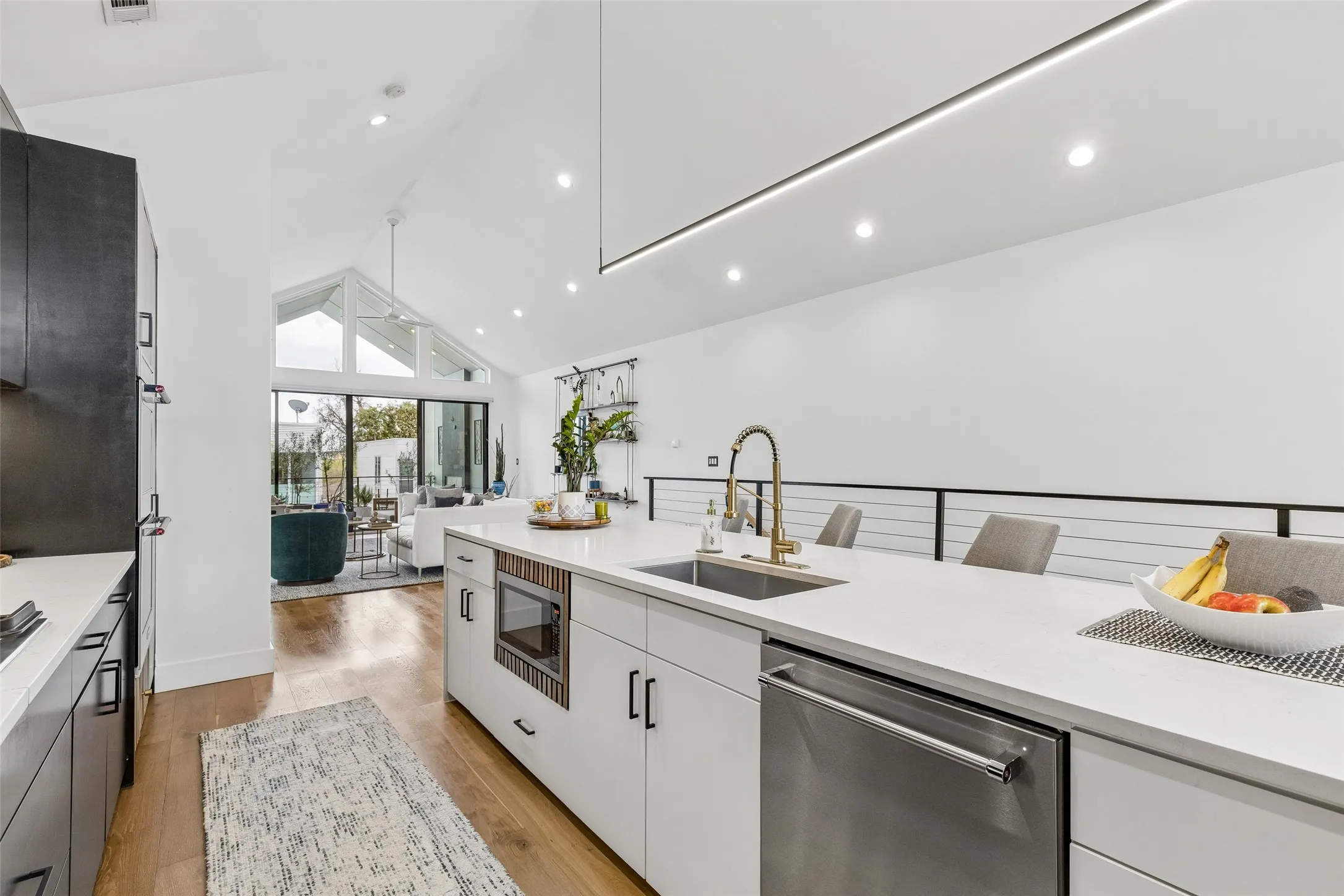 Single Family Residence For Sale in Dallas County , 4404 Capitol Avenue, Dallas, Texas 75204, 3 Bedroom, 3 Bathroom, 2 Garage spaces, 2,500 Sqft, built in 2020, Preowned, mls#21198623, Real Estate Agent in Dallas, Homes For Sale in Dallas county, Homes For Sale in Dallas, Realtor in Dallas Texas, Real Estate Brokerage Independent Realty Texas, Luminita Cordes Realtor