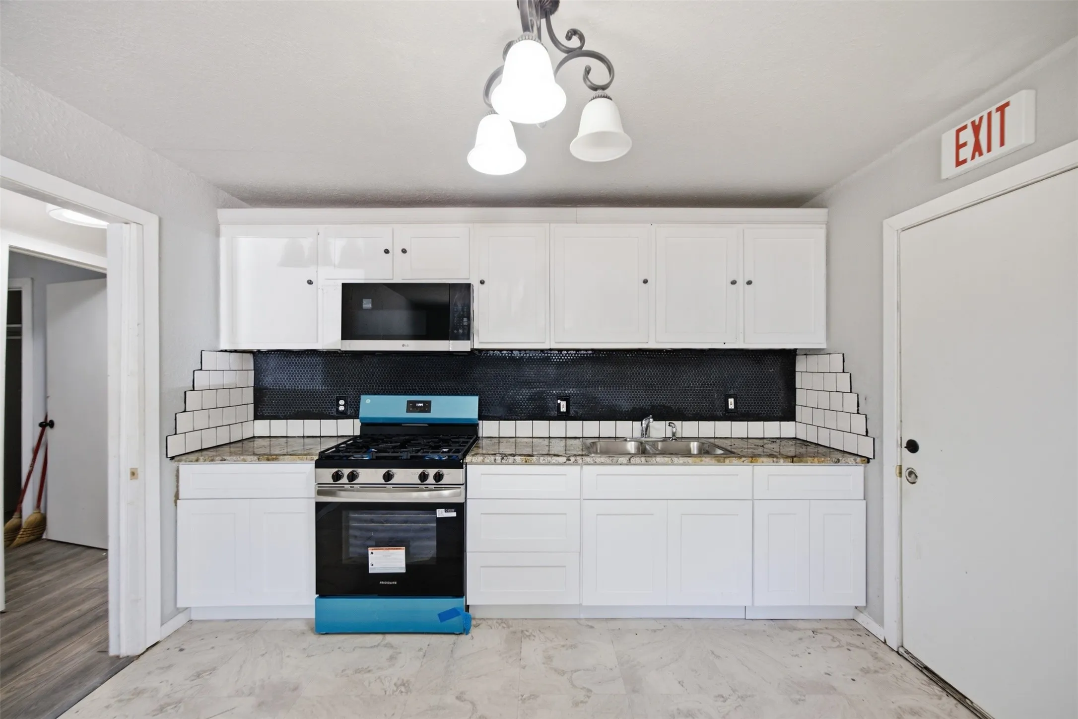 Single Family Residence For Sale in Tarrant County , 1044 E Cantey Street, Fort Worth, Texas 76104, 3 Bedroom, 1 Bathroom, 1 Garage spaces, 1,060 Sqft, built in 1966, mls#21202360, Real Estate Agent in Fort Worth, Homes For Sale in Tarrant county, Homes For Sale in Fort Worth, Realtor in Fort Worth Texas, Real Estate Brokerage Independent Realty Texas, Luminita Cordes Realtor