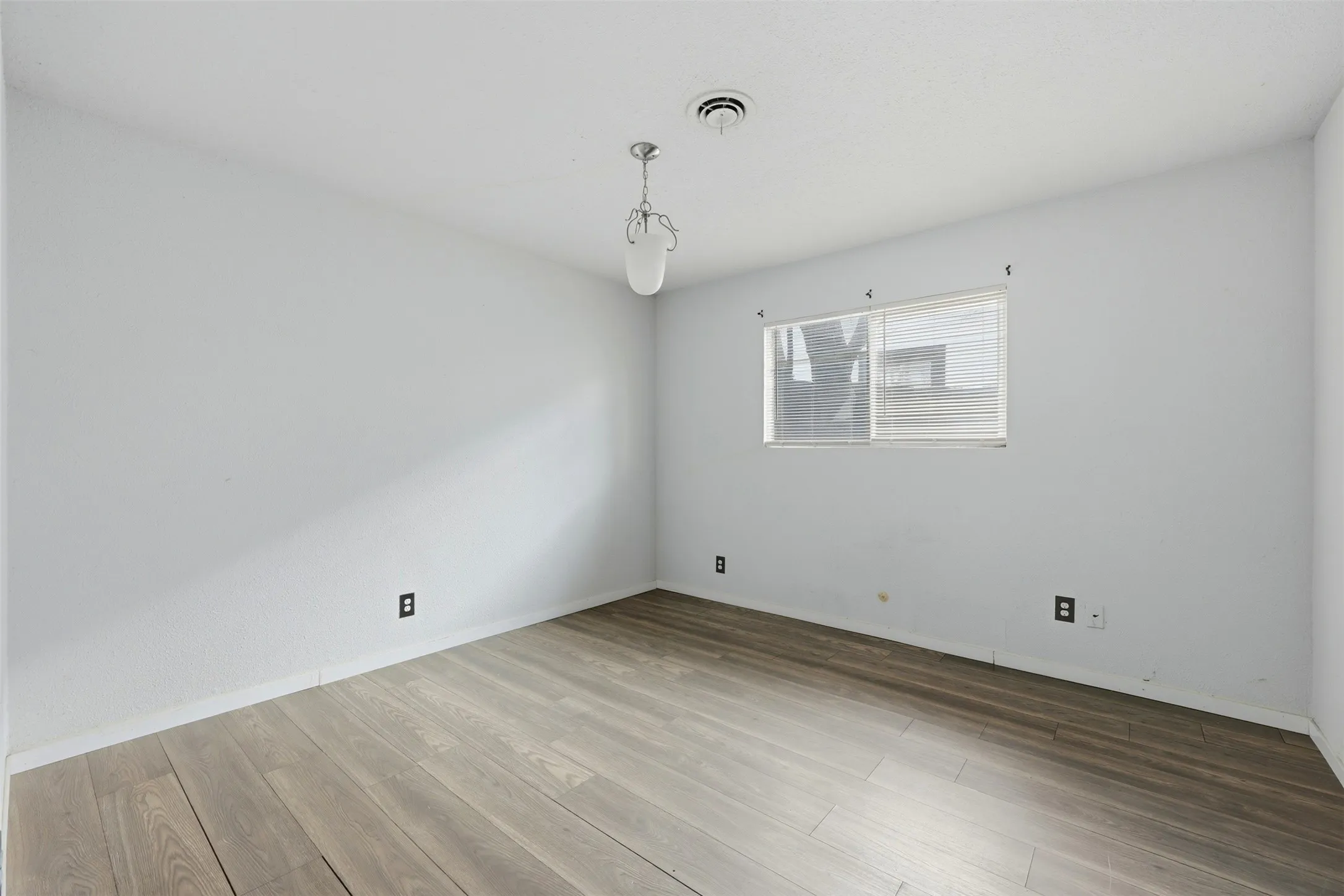Single Family Residence For Sale in Tarrant County , 1044 E Cantey Street, Fort Worth, Texas 76104, 3 Bedroom, 1 Bathroom, 1 Garage spaces, 1,060 Sqft, built in 1966, mls#21202360, Real Estate Agent in Fort Worth, Homes For Sale in Tarrant county, Homes For Sale in Fort Worth, Realtor in Fort Worth Texas, Real Estate Brokerage Independent Realty Texas, Luminita Cordes Realtor