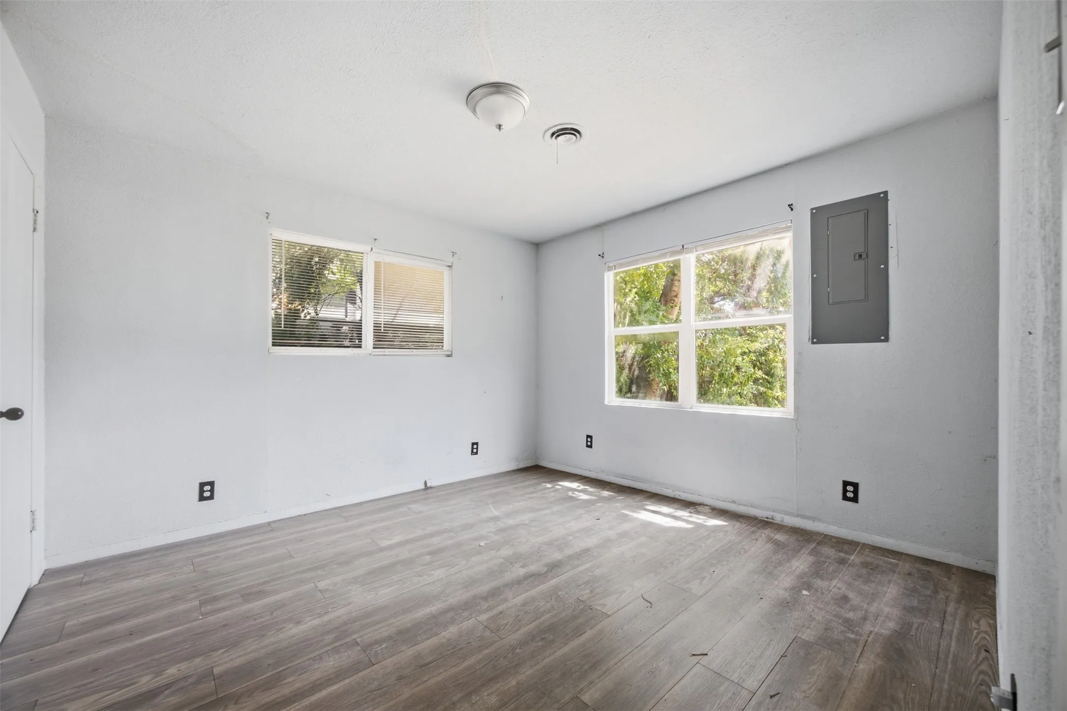 Single Family Residence For Sale in Tarrant County , 1044 E Cantey Street, Fort Worth, Texas 76104, 3 Bedroom, 1 Bathroom, 1 Garage spaces, 1,060 Sqft, built in 1966, mls#21202360, Real Estate Agent in Fort Worth, Homes For Sale in Tarrant county, Homes For Sale in Fort Worth, Realtor in Fort Worth Texas, Real Estate Brokerage Independent Realty Texas, Luminita Cordes Realtor
