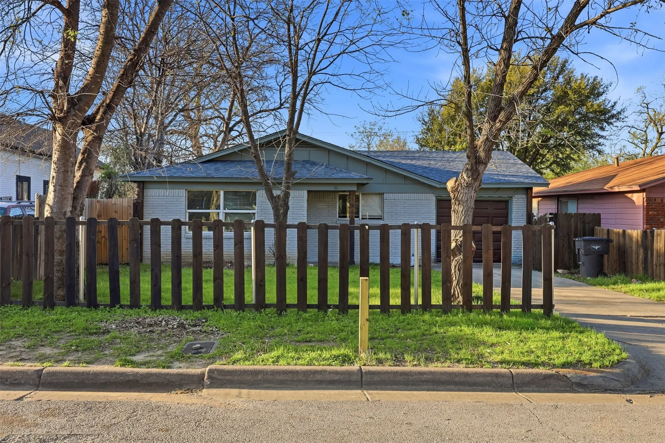 Single Family Residence For Sale in Tarrant County , 1044 E Cantey Street, Fort Worth, Texas 76104, 3 Bedroom, 1 Bathroom, 1 Garage spaces, 1,060 Sqft, built in 1966, mls#21202360, Real Estate Agent in Fort Worth, Homes For Sale in Tarrant county, Homes For Sale in Fort Worth, Realtor in Fort Worth Texas, Real Estate Brokerage Independent Realty Texas, Luminita Cordes Realtor