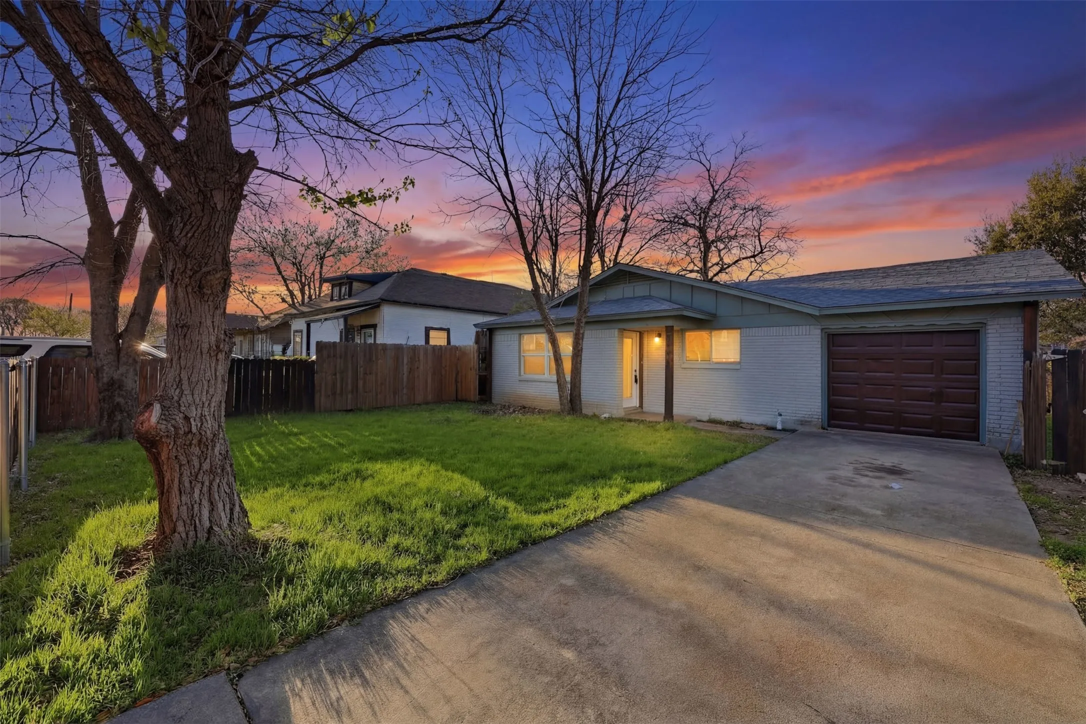 Single Family Residence For Sale in Tarrant County , 1044 E Cantey Street, Fort Worth, Texas 76104, 3 Bedroom, 1 Bathroom, 1 Garage spaces, 1,060 Sqft, built in 1966, mls#21202360, Real Estate Agent in Fort Worth, Homes For Sale in Tarrant county, Homes For Sale in Fort Worth, Realtor in Fort Worth Texas, Real Estate Brokerage Independent Realty Texas, Luminita Cordes Realtor