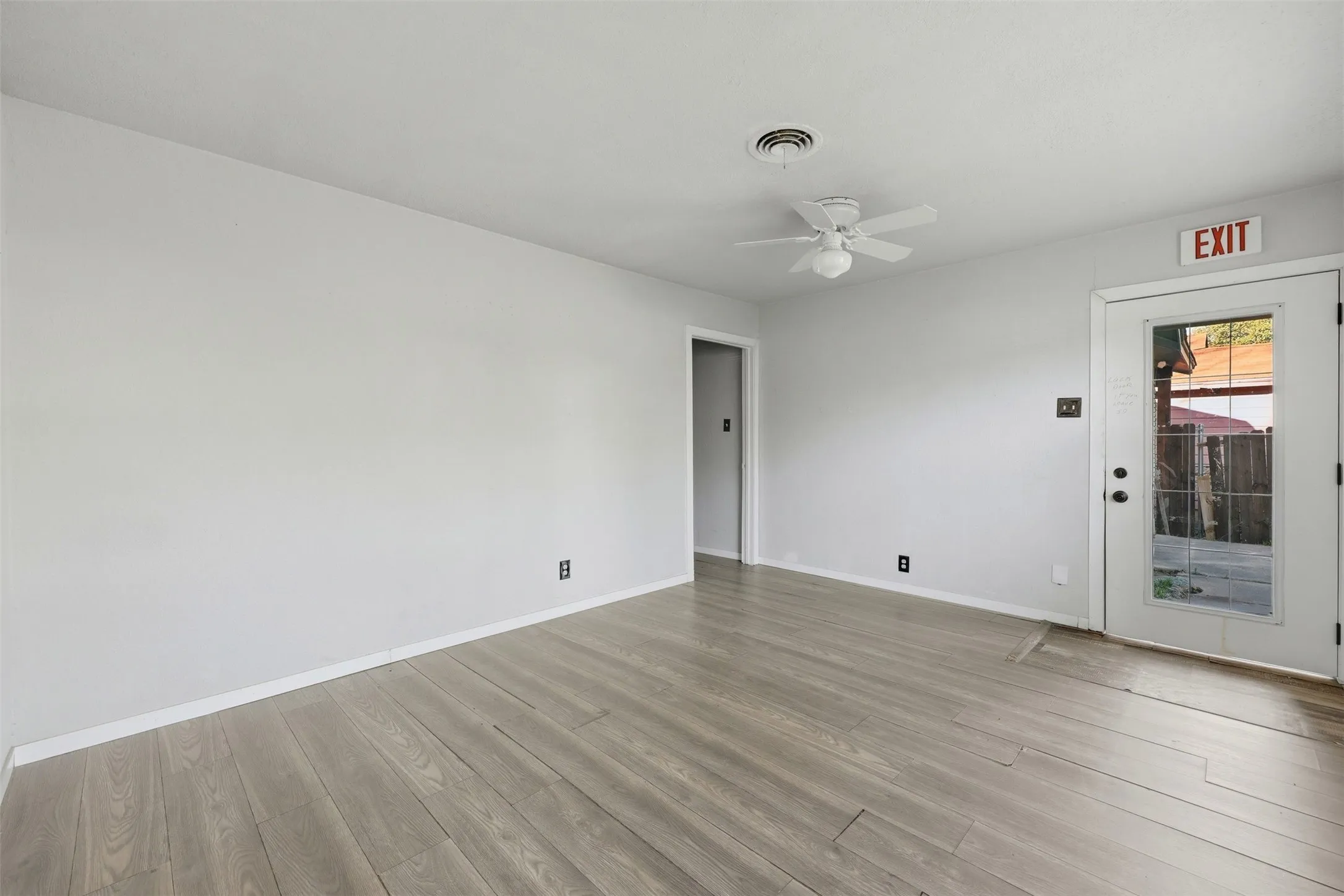 Single Family Residence For Sale in Tarrant County , 1044 E Cantey Street, Fort Worth, Texas 76104, 3 Bedroom, 1 Bathroom, 1 Garage spaces, 1,060 Sqft, built in 1966, mls#21202360, Real Estate Agent in Fort Worth, Homes For Sale in Tarrant county, Homes For Sale in Fort Worth, Realtor in Fort Worth Texas, Real Estate Brokerage Independent Realty Texas, Luminita Cordes Realtor