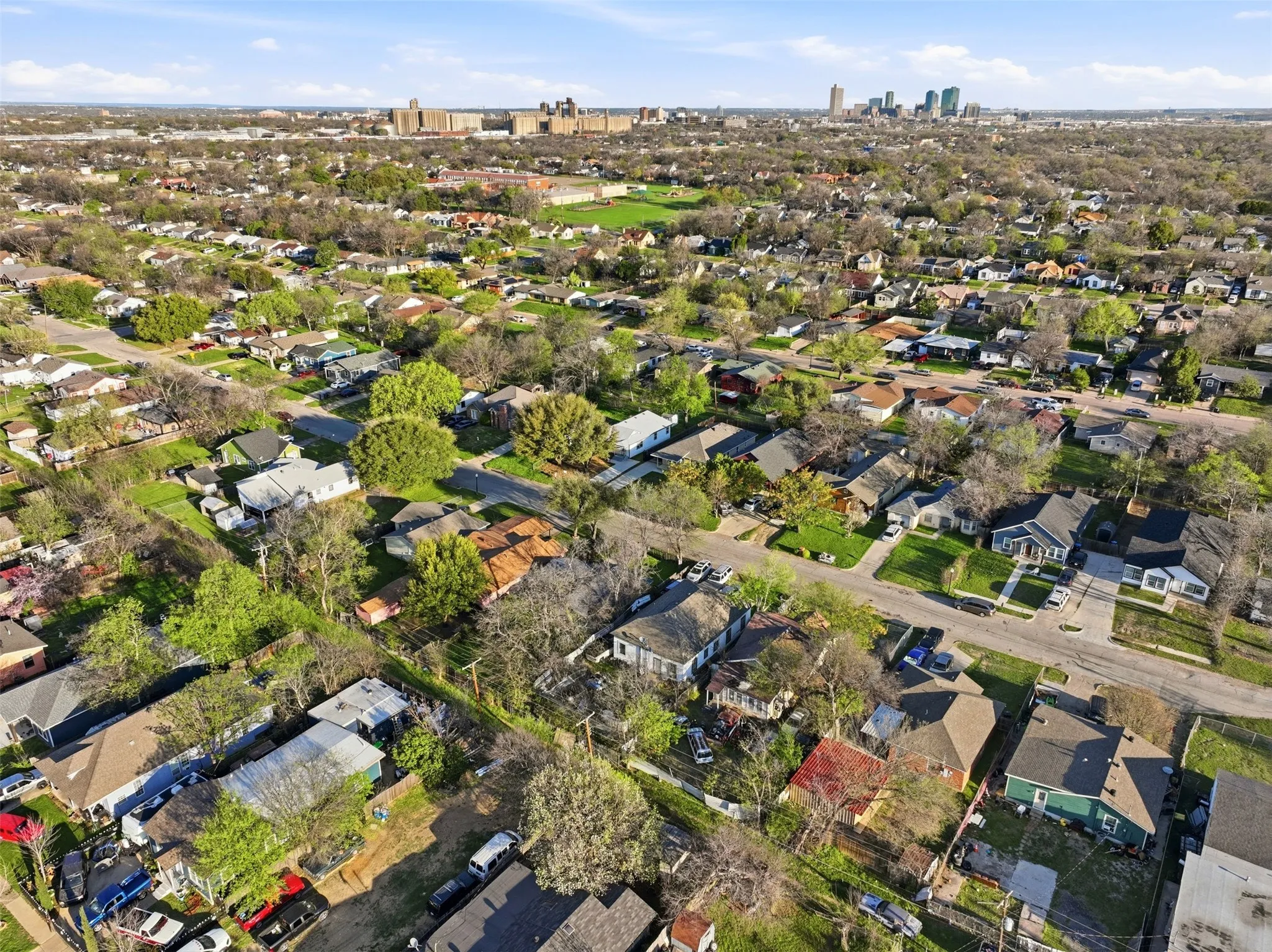 Single Family Residence For Sale in Tarrant County , 1044 E Cantey Street, Fort Worth, Texas 76104, 3 Bedroom, 1 Bathroom, 1 Garage spaces, 1,060 Sqft, built in 1966, mls#21202360, Real Estate Agent in Fort Worth, Homes For Sale in Tarrant county, Homes For Sale in Fort Worth, Realtor in Fort Worth Texas, Real Estate Brokerage Independent Realty Texas, Luminita Cordes Realtor