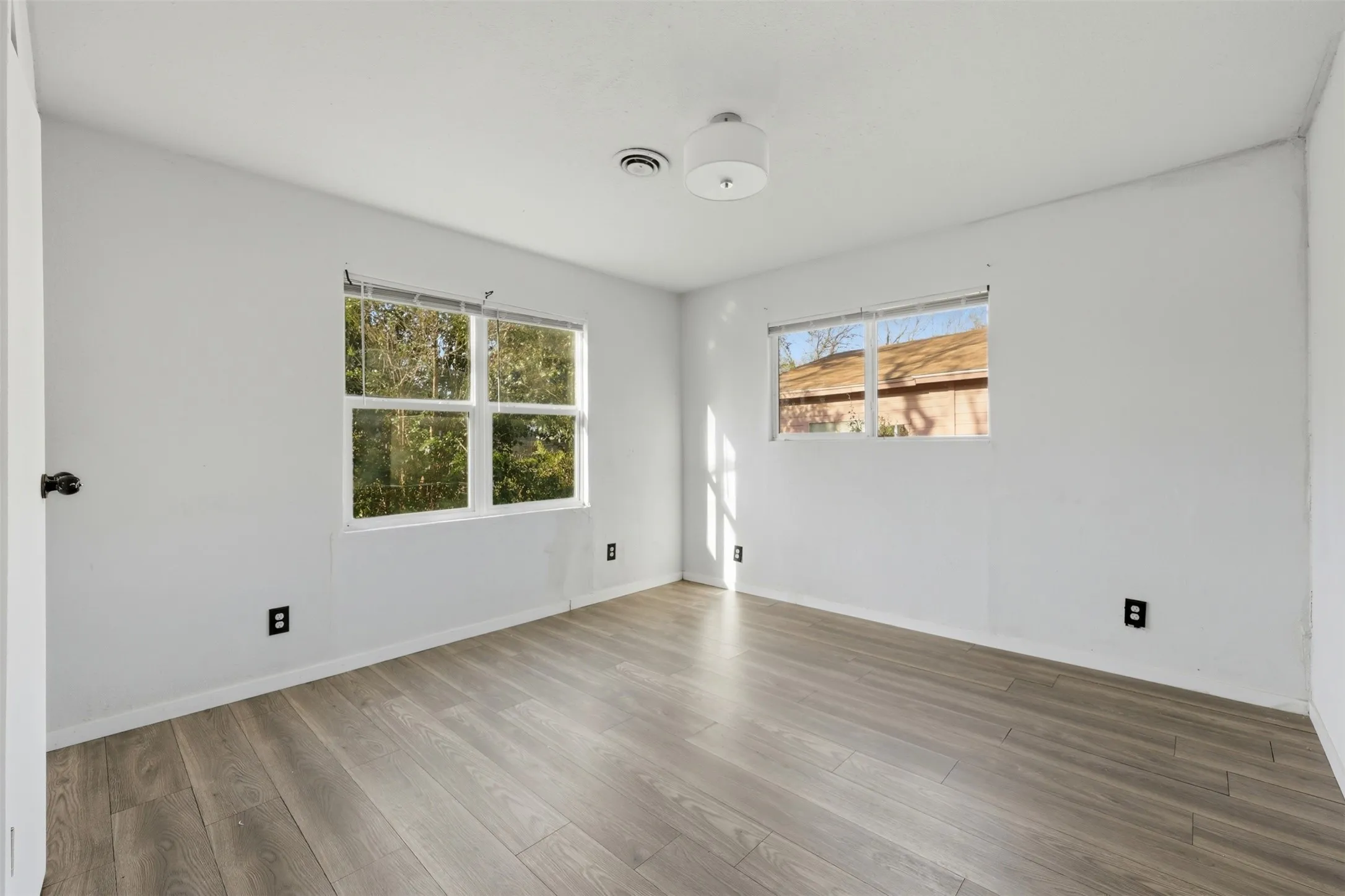 Single Family Residence For Sale in Tarrant County , 1044 E Cantey Street, Fort Worth, Texas 76104, 3 Bedroom, 1 Bathroom, 1 Garage spaces, 1,060 Sqft, built in 1966, mls#21202360, Real Estate Agent in Fort Worth, Homes For Sale in Tarrant county, Homes For Sale in Fort Worth, Realtor in Fort Worth Texas, Real Estate Brokerage Independent Realty Texas, Luminita Cordes Realtor