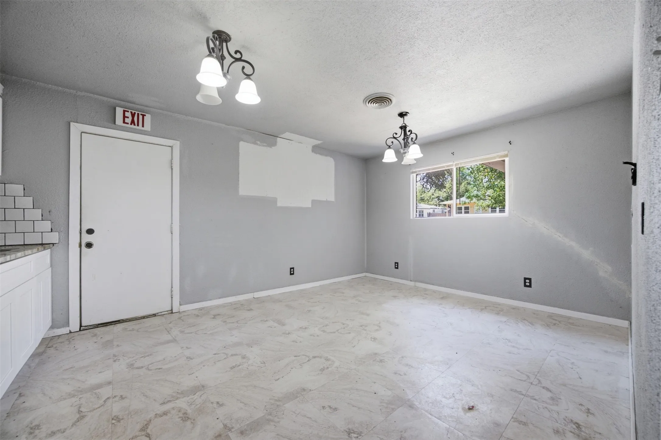 Single Family Residence For Sale in Tarrant County , 1044 E Cantey Street, Fort Worth, Texas 76104, 3 Bedroom, 1 Bathroom, 1 Garage spaces, 1,060 Sqft, built in 1966, mls#21202360, Real Estate Agent in Fort Worth, Homes For Sale in Tarrant county, Homes For Sale in Fort Worth, Realtor in Fort Worth Texas, Real Estate Brokerage Independent Realty Texas, Luminita Cordes Realtor