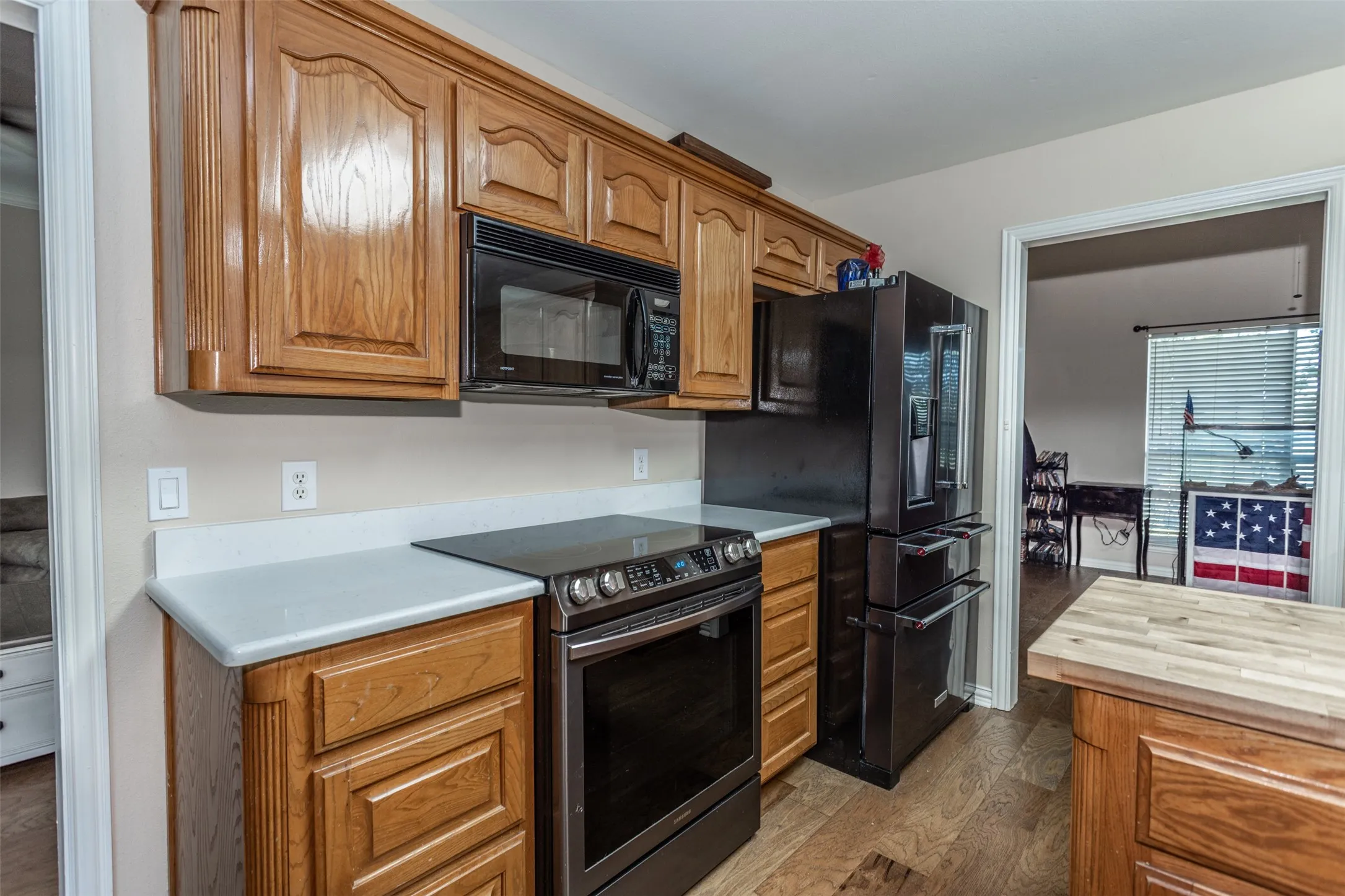 Single Family Residence For Sale in Grayson County , 2424 Jolinda Lane, Whitesboro, Texas 76273, 3 Bedroom, 2 Bathroom, 2 Garage spaces, 2,304 Sqft, built in 1996, mls#21202245, Real Estate Agent in Whitesboro, Homes For Sale in Grayson county, Homes For Sale in Whitesboro, Realtor in Whitesboro Texas, Real Estate Brokerage Independent Realty Texas, Luminita Cordes Realtor