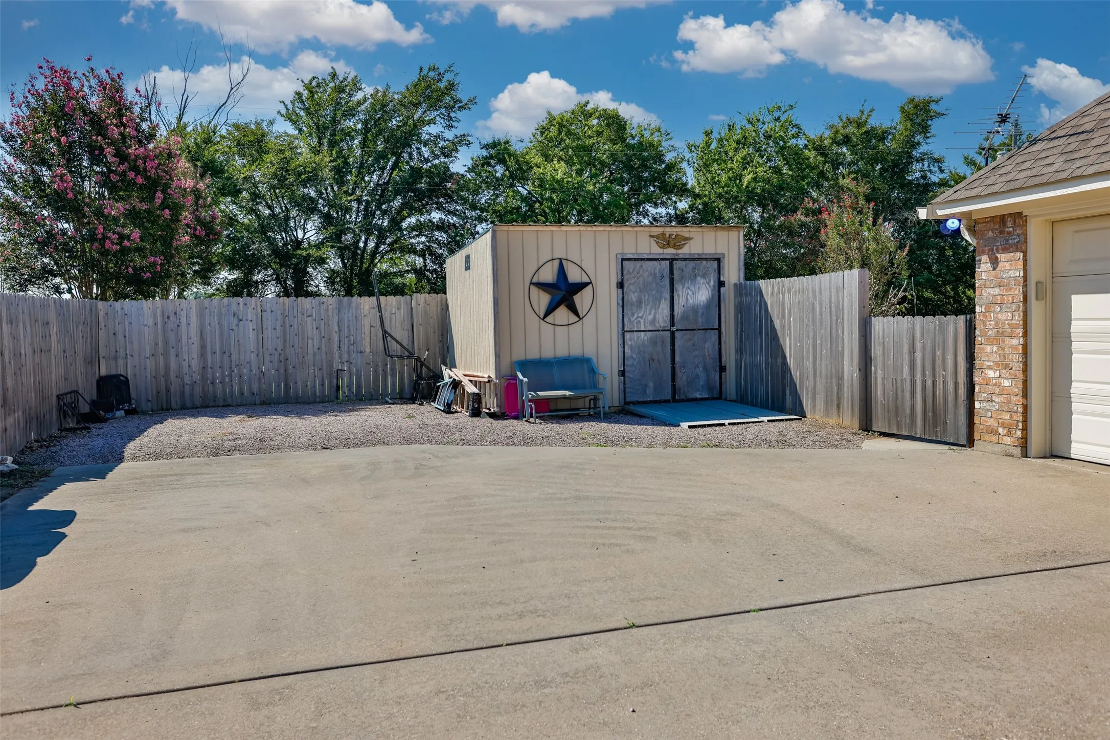 Single Family Residence For Sale in Grayson County , 2424 Jolinda Lane, Whitesboro, Texas 76273, 3 Bedroom, 2 Bathroom, 2 Garage spaces, 2,304 Sqft, built in 1996, mls#21202245, Real Estate Agent in Whitesboro, Homes For Sale in Grayson county, Homes For Sale in Whitesboro, Realtor in Whitesboro Texas, Real Estate Brokerage Independent Realty Texas, Luminita Cordes Realtor