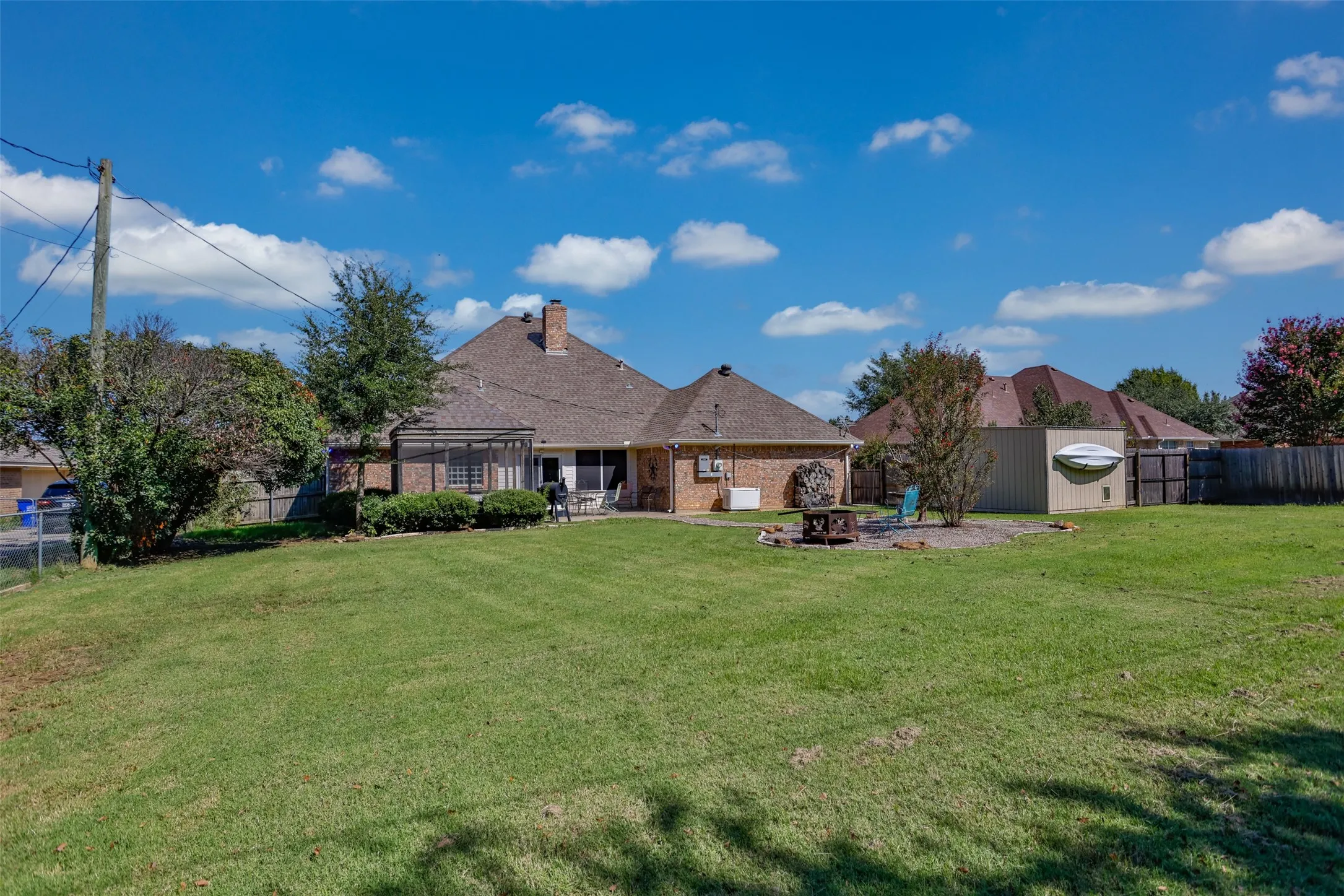 Single Family Residence For Sale in Grayson County , 2424 Jolinda Lane, Whitesboro, Texas 76273, 3 Bedroom, 2 Bathroom, 2 Garage spaces, 2,304 Sqft, built in 1996, mls#21202245, Real Estate Agent in Whitesboro, Homes For Sale in Grayson county, Homes For Sale in Whitesboro, Realtor in Whitesboro Texas, Real Estate Brokerage Independent Realty Texas, Luminita Cordes Realtor