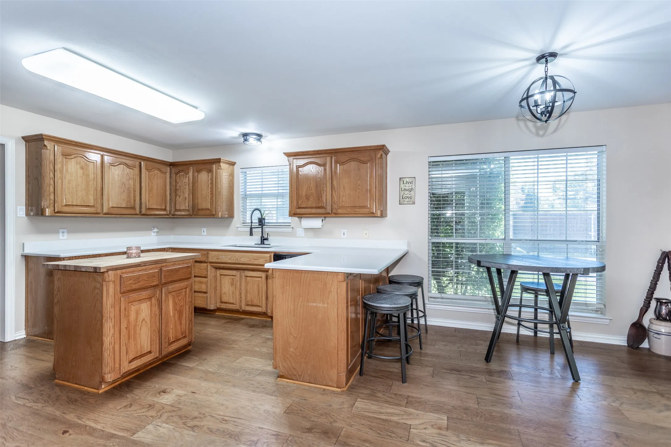 Single Family Residence For Sale in Grayson County , 2424 Jolinda Lane, Whitesboro, Texas 76273, 3 Bedroom, 2 Bathroom, 2 Garage spaces, 2,304 Sqft, built in 1996, mls#21202245, Real Estate Agent in Whitesboro, Homes For Sale in Grayson county, Homes For Sale in Whitesboro, Realtor in Whitesboro Texas, Real Estate Brokerage Independent Realty Texas, Luminita Cordes Realtor