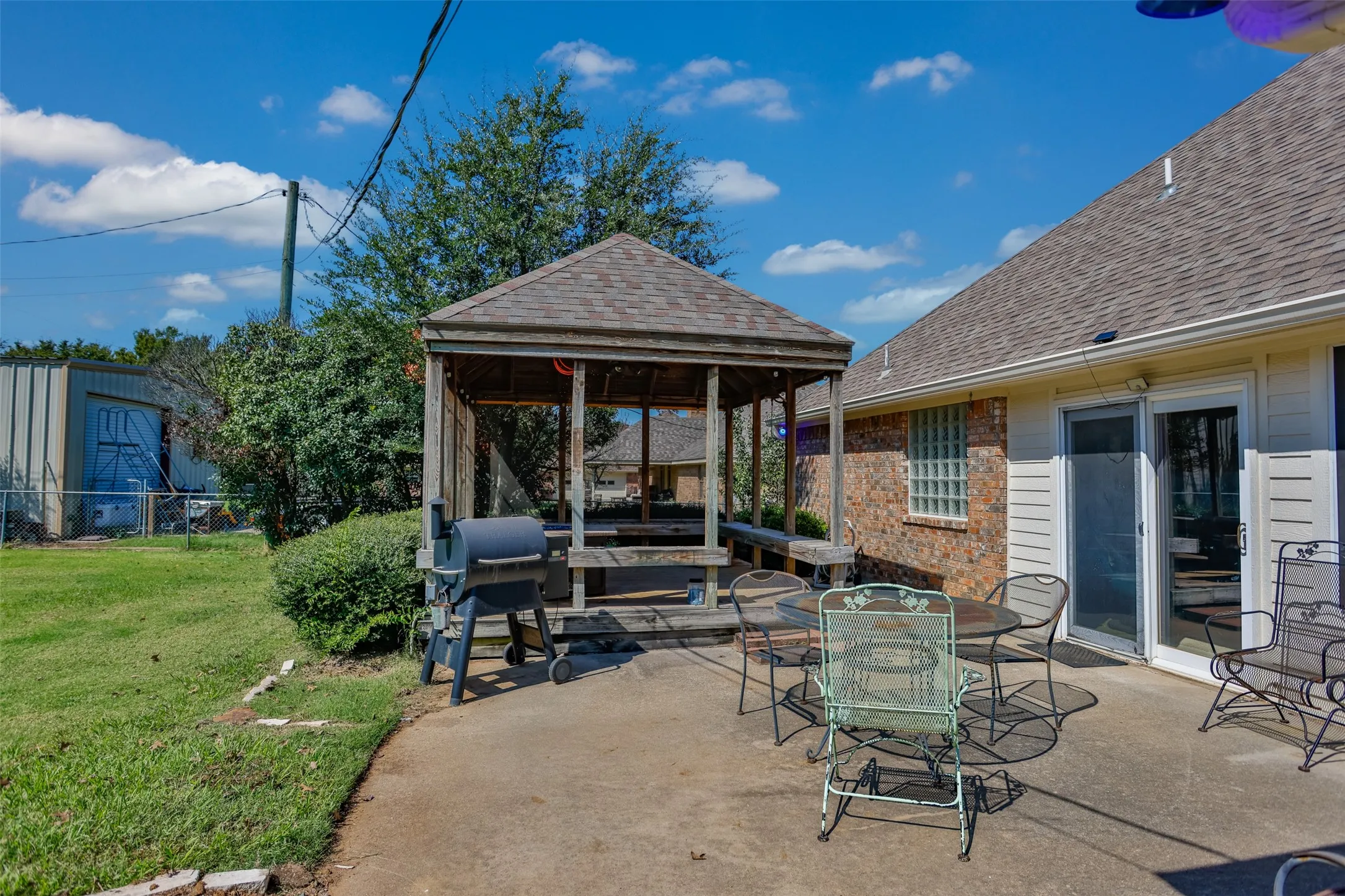 Single Family Residence For Sale in Grayson County , 2424 Jolinda Lane, Whitesboro, Texas 76273, 3 Bedroom, 2 Bathroom, 2 Garage spaces, 2,304 Sqft, built in 1996, mls#21202245, Real Estate Agent in Whitesboro, Homes For Sale in Grayson county, Homes For Sale in Whitesboro, Realtor in Whitesboro Texas, Real Estate Brokerage Independent Realty Texas, Luminita Cordes Realtor