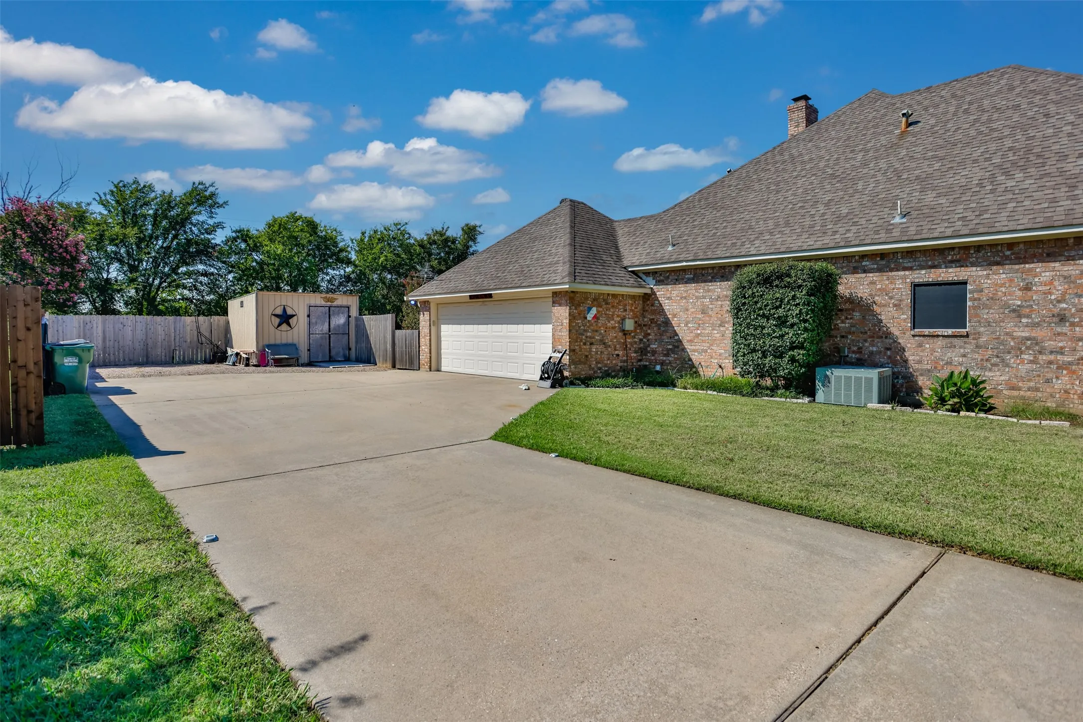 Single Family Residence For Sale in Grayson County , 2424 Jolinda Lane, Whitesboro, Texas 76273, 3 Bedroom, 2 Bathroom, 2 Garage spaces, 2,304 Sqft, built in 1996, mls#21202245, Real Estate Agent in Whitesboro, Homes For Sale in Grayson county, Homes For Sale in Whitesboro, Realtor in Whitesboro Texas, Real Estate Brokerage Independent Realty Texas, Luminita Cordes Realtor