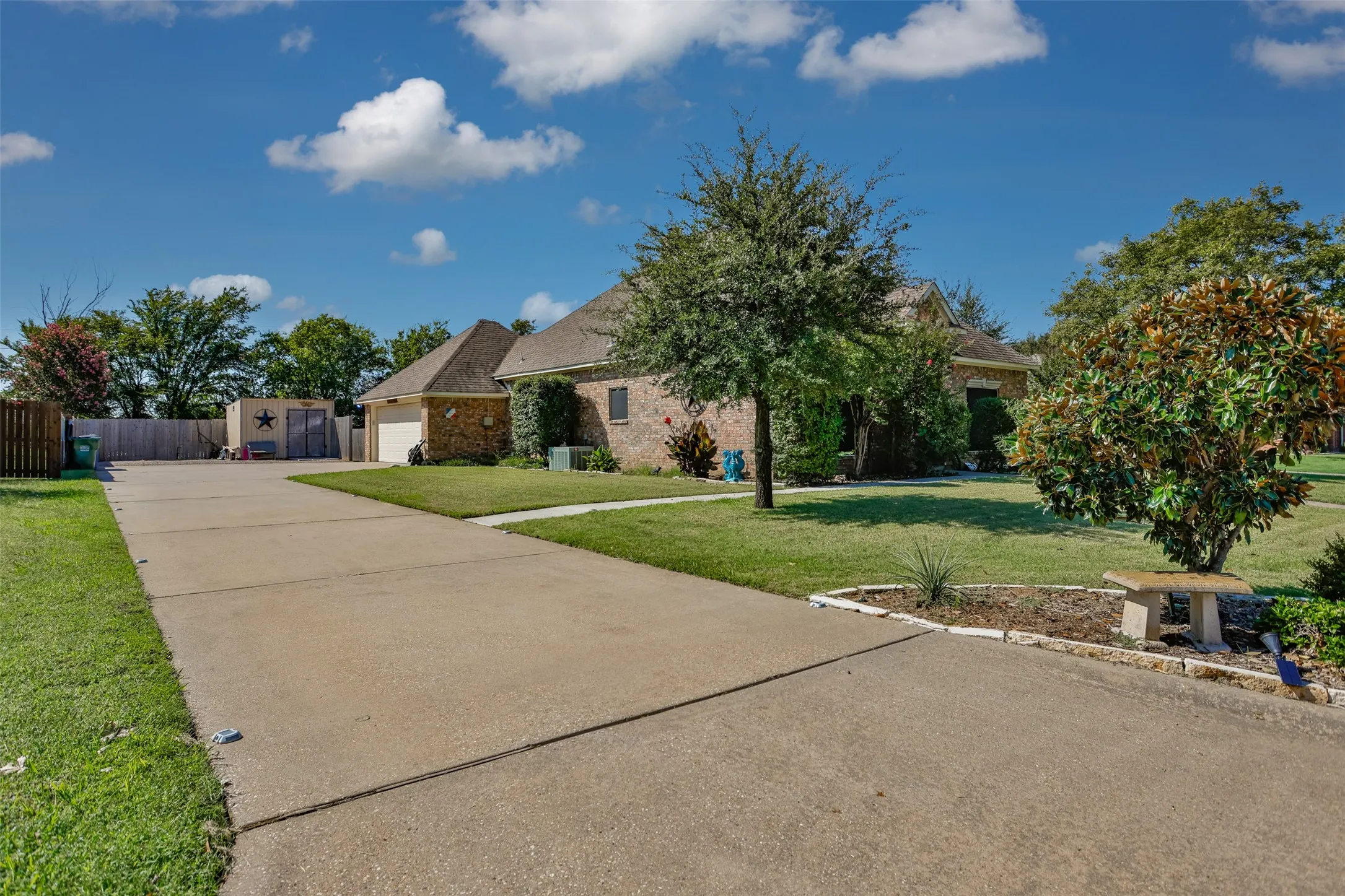 Single Family Residence For Sale in Grayson County , 2424 Jolinda Lane, Whitesboro, Texas 76273, 3 Bedroom, 2 Bathroom, 2 Garage spaces, 2,304 Sqft, built in 1996, mls#21202245, Real Estate Agent in Whitesboro, Homes For Sale in Grayson county, Homes For Sale in Whitesboro, Realtor in Whitesboro Texas, Real Estate Brokerage Independent Realty Texas, Luminita Cordes Realtor