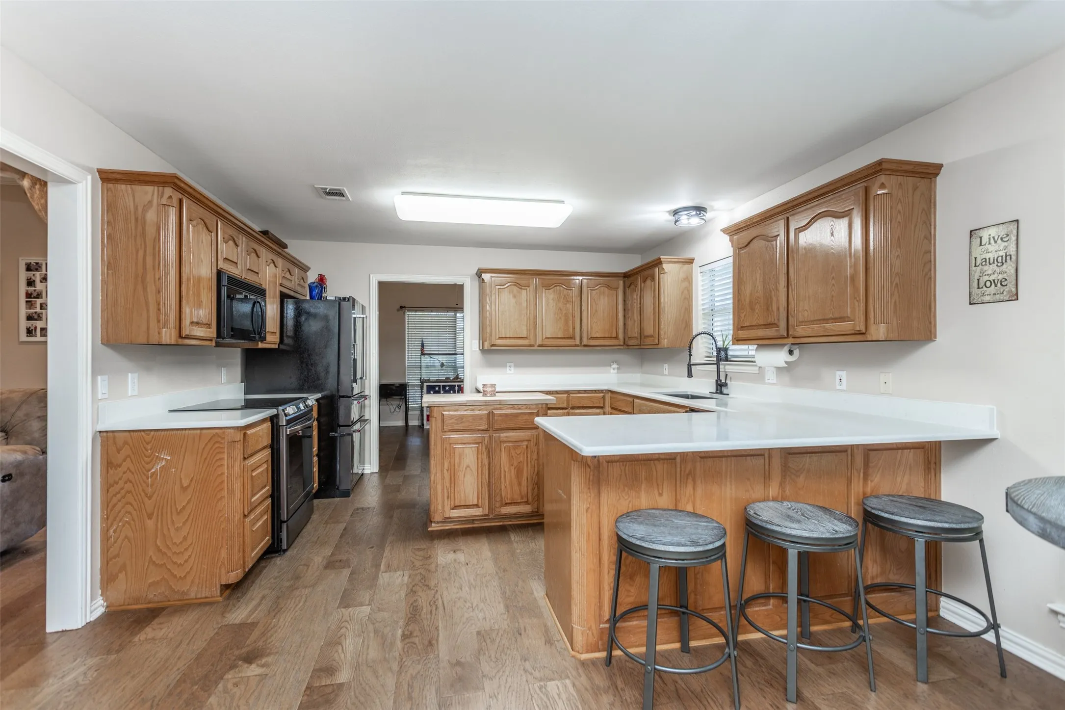 Single Family Residence For Sale in Grayson County , 2424 Jolinda Lane, Whitesboro, Texas 76273, 3 Bedroom, 2 Bathroom, 2 Garage spaces, 2,304 Sqft, built in 1996, mls#21202245, Real Estate Agent in Whitesboro, Homes For Sale in Grayson county, Homes For Sale in Whitesboro, Realtor in Whitesboro Texas, Real Estate Brokerage Independent Realty Texas, Luminita Cordes Realtor