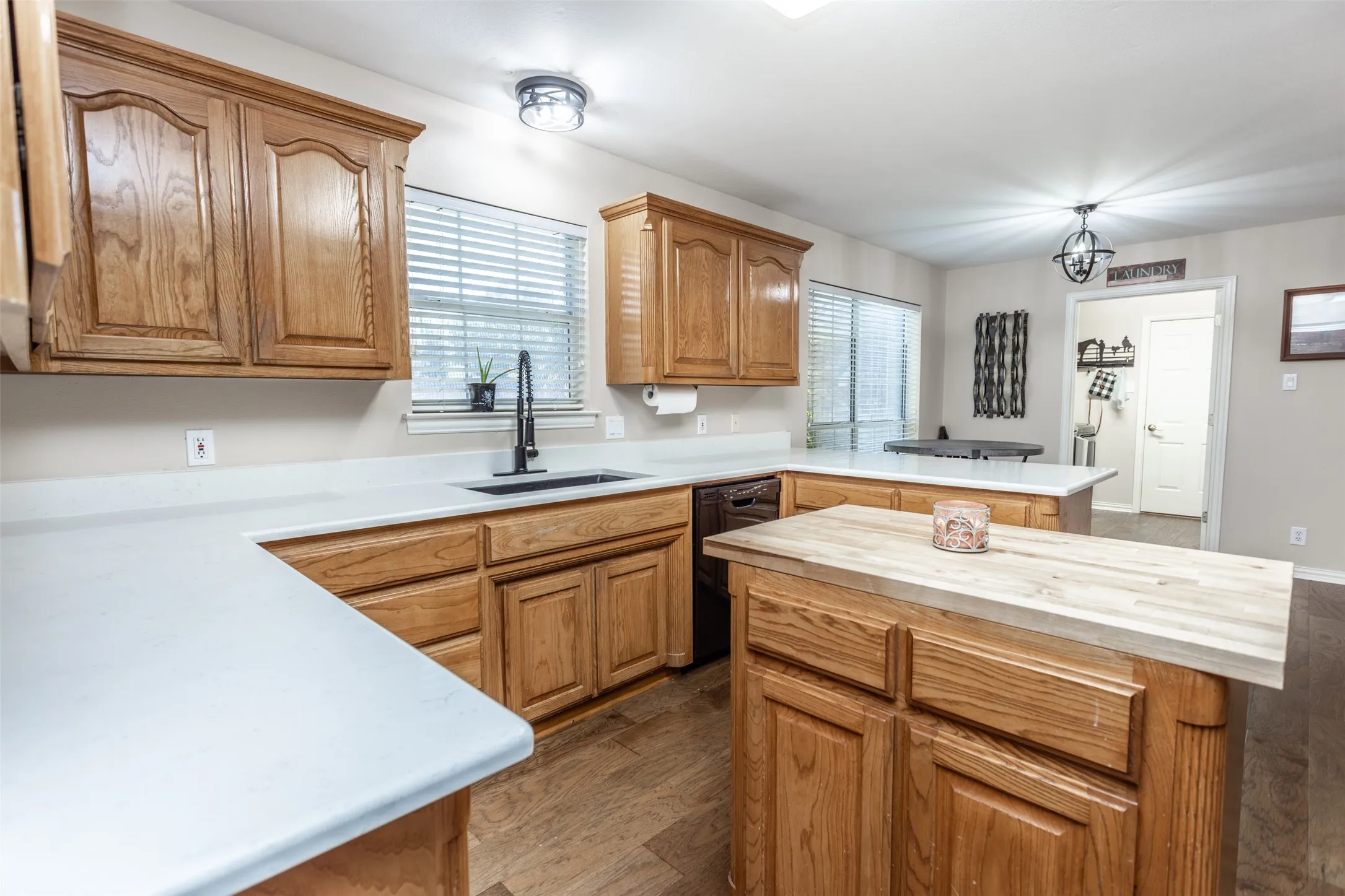Single Family Residence For Sale in Grayson County , 2424 Jolinda Lane, Whitesboro, Texas 76273, 3 Bedroom, 2 Bathroom, 2 Garage spaces, 2,304 Sqft, built in 1996, mls#21202245, Real Estate Agent in Whitesboro, Homes For Sale in Grayson county, Homes For Sale in Whitesboro, Realtor in Whitesboro Texas, Real Estate Brokerage Independent Realty Texas, Luminita Cordes Realtor