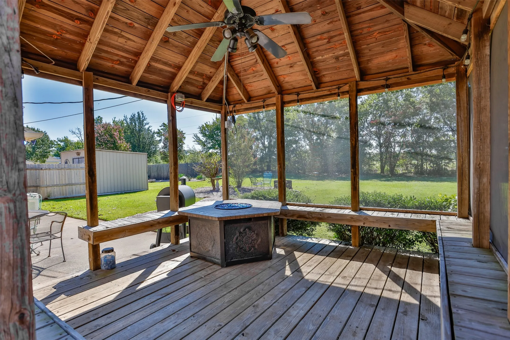 Single Family Residence For Sale in Grayson County , 2424 Jolinda Lane, Whitesboro, Texas 76273, 3 Bedroom, 2 Bathroom, 2 Garage spaces, 2,304 Sqft, built in 1996, mls#21202245, Real Estate Agent in Whitesboro, Homes For Sale in Grayson county, Homes For Sale in Whitesboro, Realtor in Whitesboro Texas, Real Estate Brokerage Independent Realty Texas, Luminita Cordes Realtor