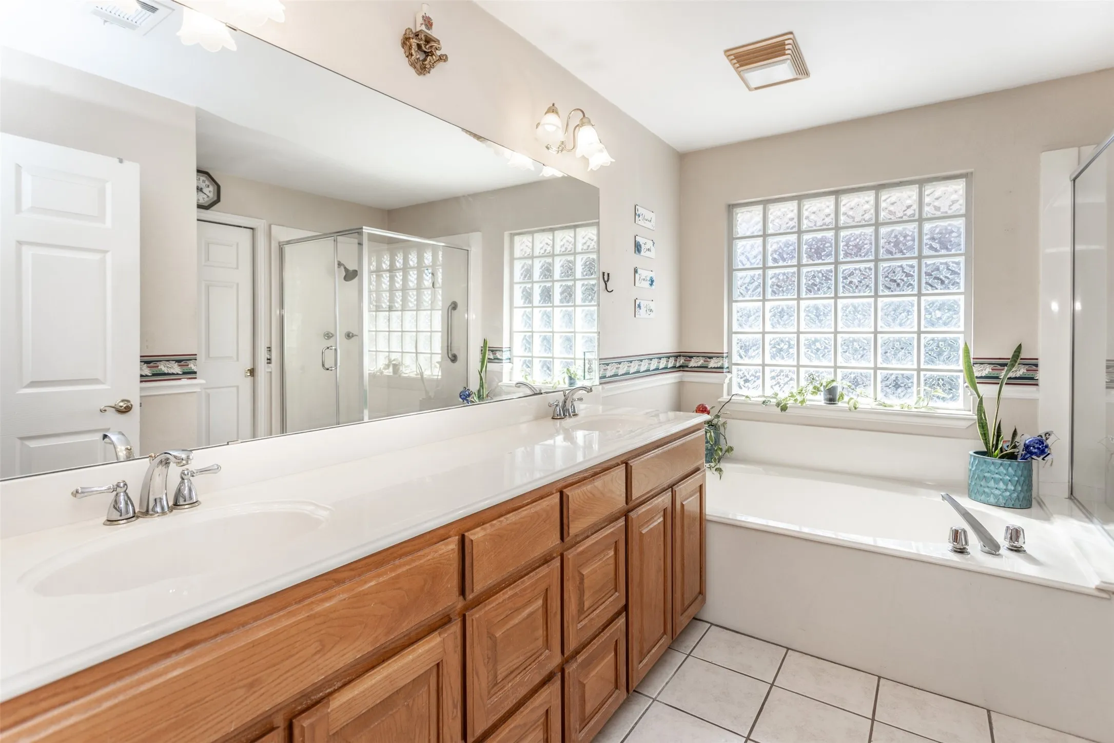 Single Family Residence For Sale in Grayson County , 2424 Jolinda Lane, Whitesboro, Texas 76273, 3 Bedroom, 2 Bathroom, 2 Garage spaces, 2,304 Sqft, built in 1996, mls#21202245, Real Estate Agent in Whitesboro, Homes For Sale in Grayson county, Homes For Sale in Whitesboro, Realtor in Whitesboro Texas, Real Estate Brokerage Independent Realty Texas, Luminita Cordes Realtor