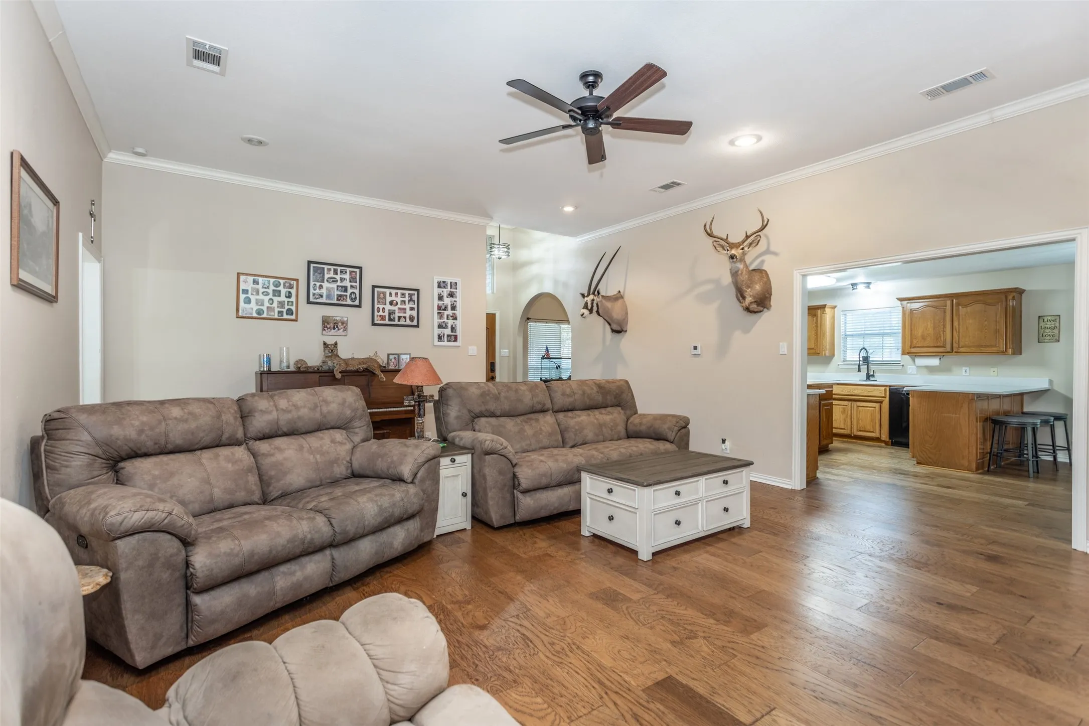 Single Family Residence For Sale in Grayson County , 2424 Jolinda Lane, Whitesboro, Texas 76273, 3 Bedroom, 2 Bathroom, 2 Garage spaces, 2,304 Sqft, built in 1996, mls#21202245, Real Estate Agent in Whitesboro, Homes For Sale in Grayson county, Homes For Sale in Whitesboro, Realtor in Whitesboro Texas, Real Estate Brokerage Independent Realty Texas, Luminita Cordes Realtor
