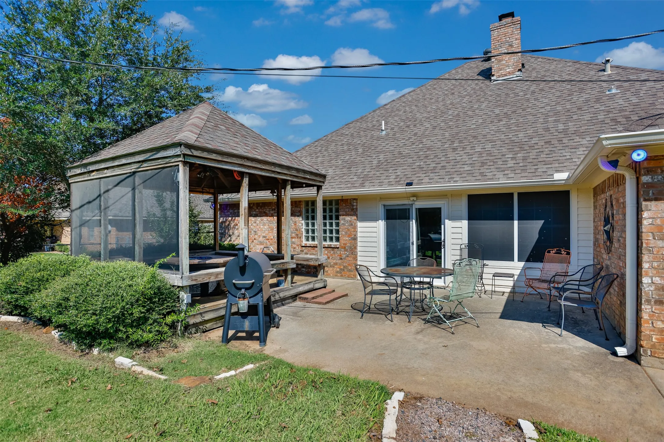 Single Family Residence For Sale in Grayson County , 2424 Jolinda Lane, Whitesboro, Texas 76273, 3 Bedroom, 2 Bathroom, 2 Garage spaces, 2,304 Sqft, built in 1996, mls#21202245, Real Estate Agent in Whitesboro, Homes For Sale in Grayson county, Homes For Sale in Whitesboro, Realtor in Whitesboro Texas, Real Estate Brokerage Independent Realty Texas, Luminita Cordes Realtor
