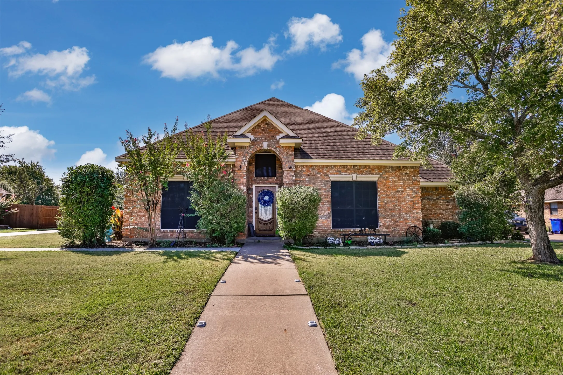 Single Family Residence For Sale in Grayson County , 2424 Jolinda Lane, Whitesboro, Texas 76273, 3 Bedroom, 2 Bathroom, 2 Garage spaces, 2,304 Sqft, built in 1996, mls#21202245, Real Estate Agent in Whitesboro, Homes For Sale in Grayson county, Homes For Sale in Whitesboro, Realtor in Whitesboro Texas, Real Estate Brokerage Independent Realty Texas, Luminita Cordes Realtor