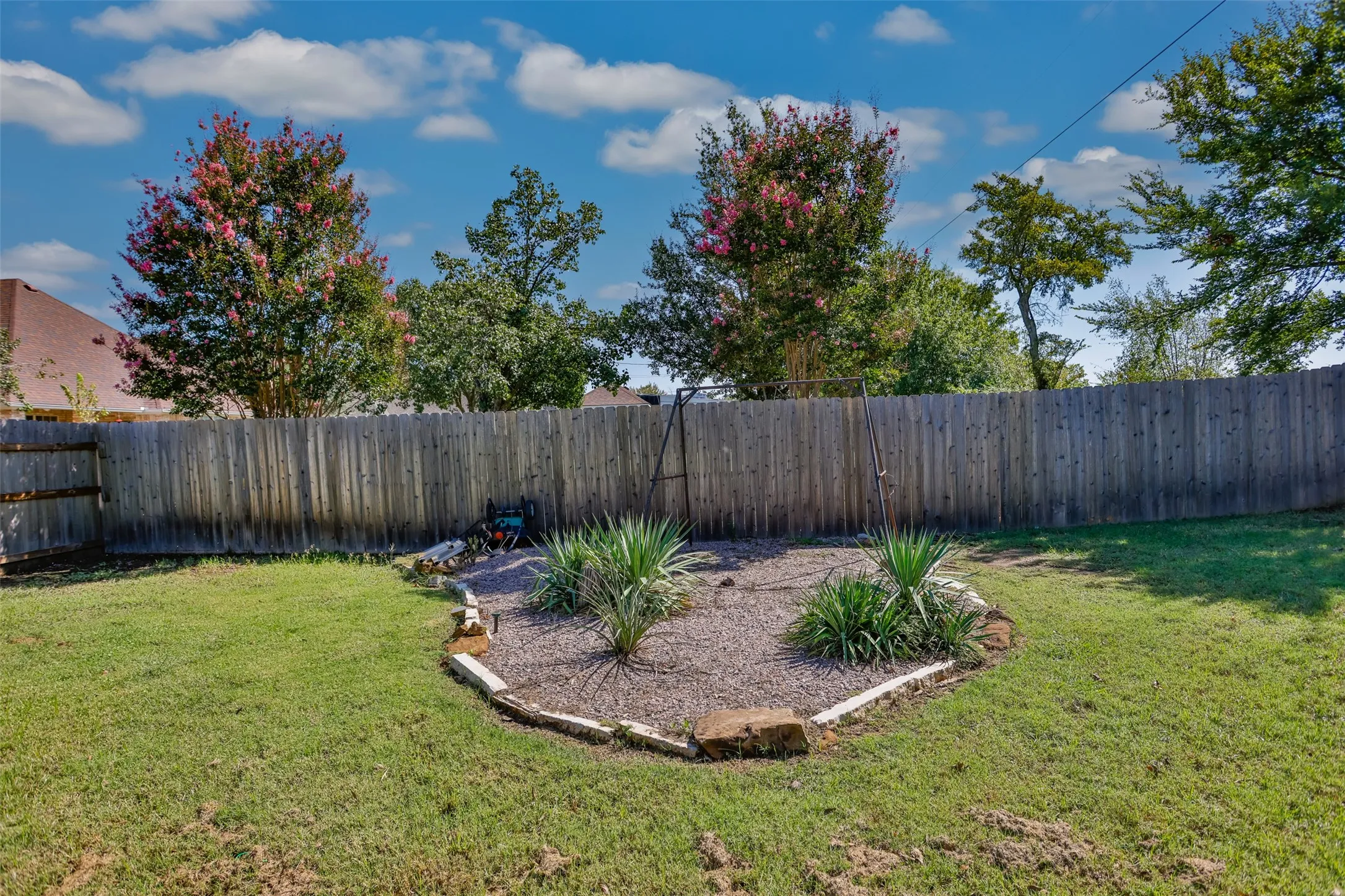 Single Family Residence For Sale in Grayson County , 2424 Jolinda Lane, Whitesboro, Texas 76273, 3 Bedroom, 2 Bathroom, 2 Garage spaces, 2,304 Sqft, built in 1996, mls#21202245, Real Estate Agent in Whitesboro, Homes For Sale in Grayson county, Homes For Sale in Whitesboro, Realtor in Whitesboro Texas, Real Estate Brokerage Independent Realty Texas, Luminita Cordes Realtor