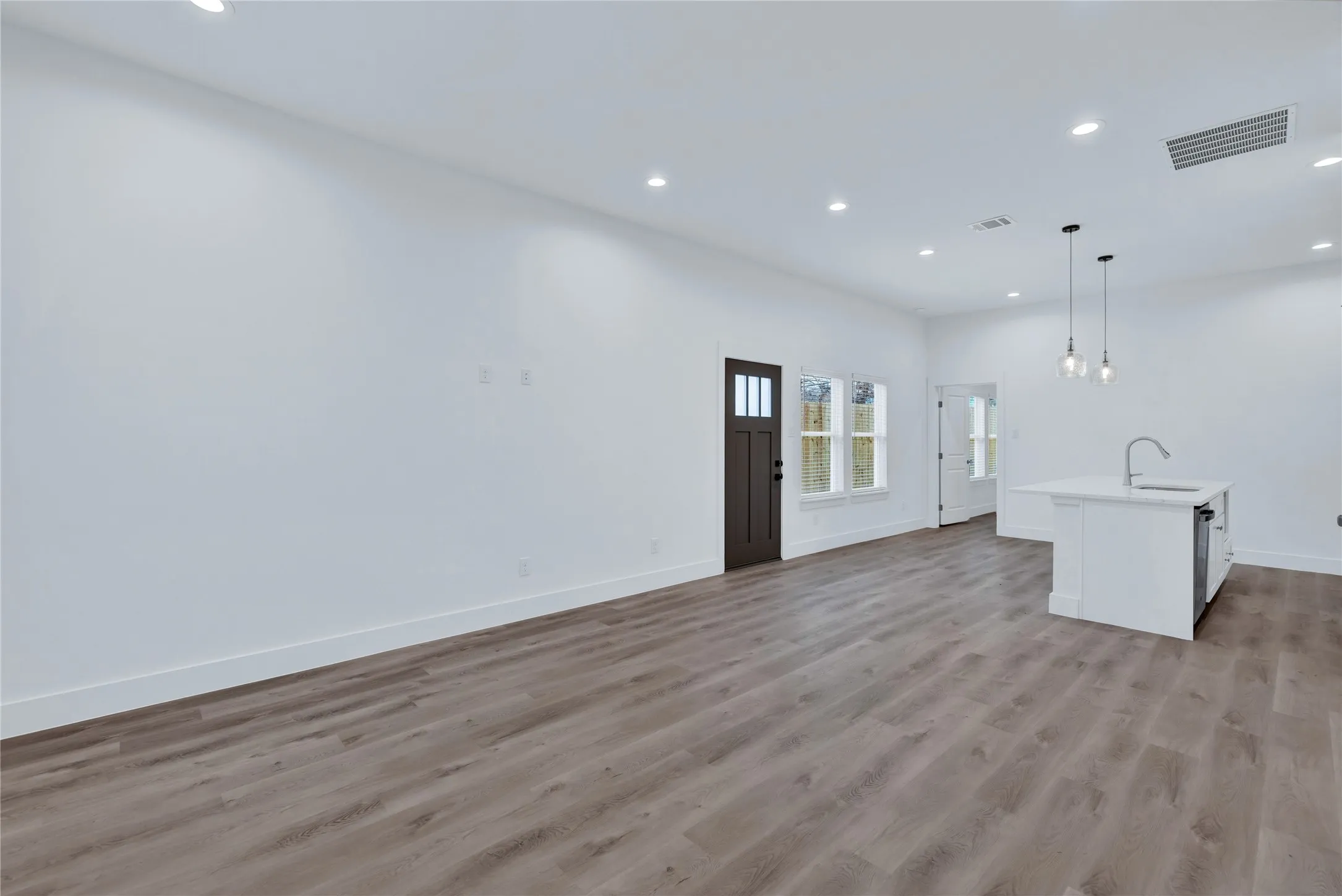 Single Family Residence For Rent in Dallas County , 2844 S Marsalis Avenue, Dallas, Texas 75216, 3 Bedroom, 4 Bathroom, Garage spaces, 1,788 Sqft, built in 1928, mls#21202484, Real Estate Agent in Dallas, Homes For Rent in Dallas county, Homes For Rent in Dallas, Realtor in Dallas Texas, Real Estate Brokerage Independent Realty Texas, Luminita Cordes Realtor