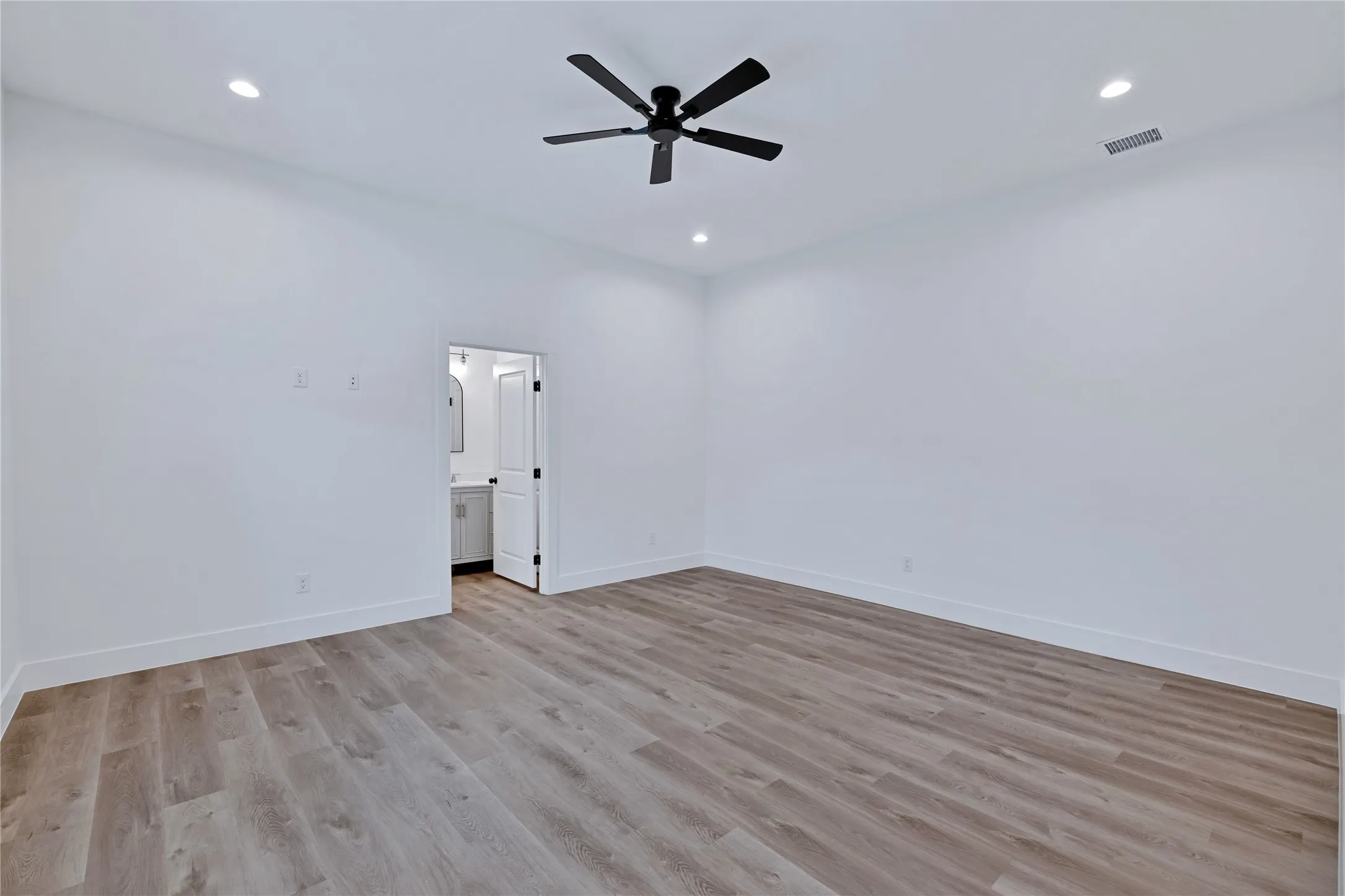 Single Family Residence For Rent in Dallas County , 2844 S Marsalis Avenue, Dallas, Texas 75216, 3 Bedroom, 4 Bathroom, Garage spaces, 1,788 Sqft, built in 1928, mls#21202484, Real Estate Agent in Dallas, Homes For Rent in Dallas county, Homes For Rent in Dallas, Realtor in Dallas Texas, Real Estate Brokerage Independent Realty Texas, Luminita Cordes Realtor